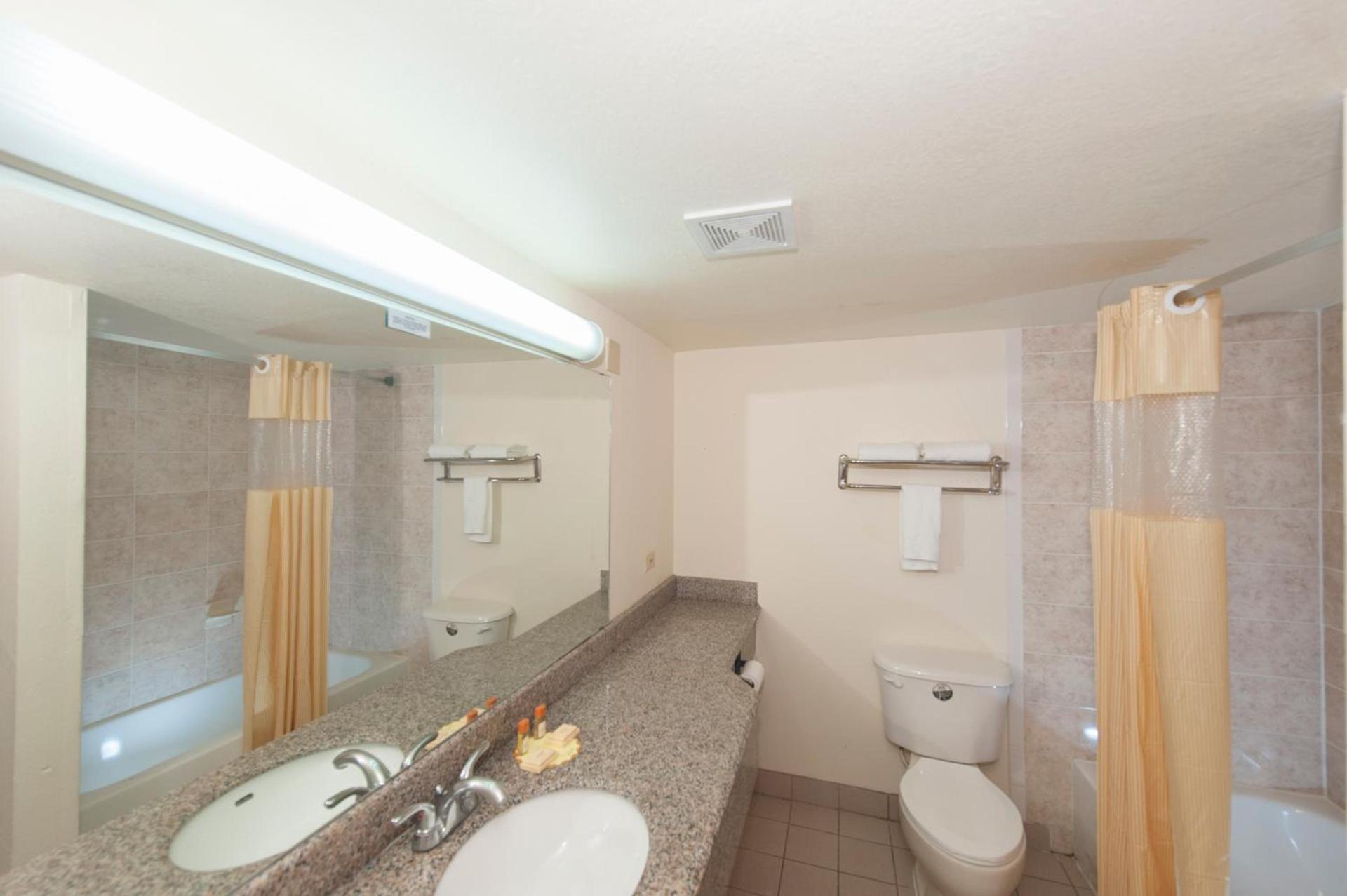 Days Inn & Suites by Wyndham Laredo photo 21
