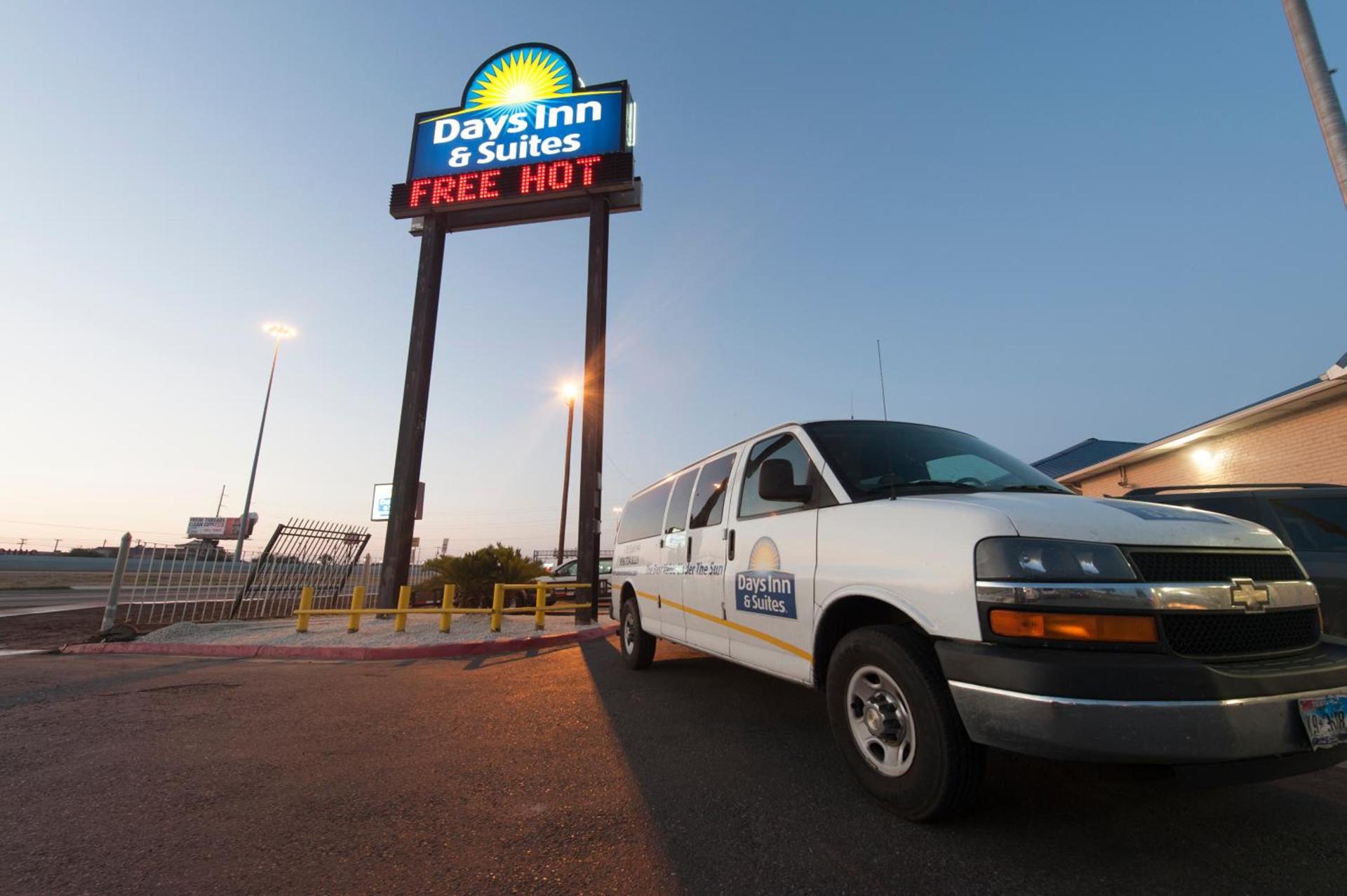 Days Inn & Suites by Wyndham Laredo photo 22