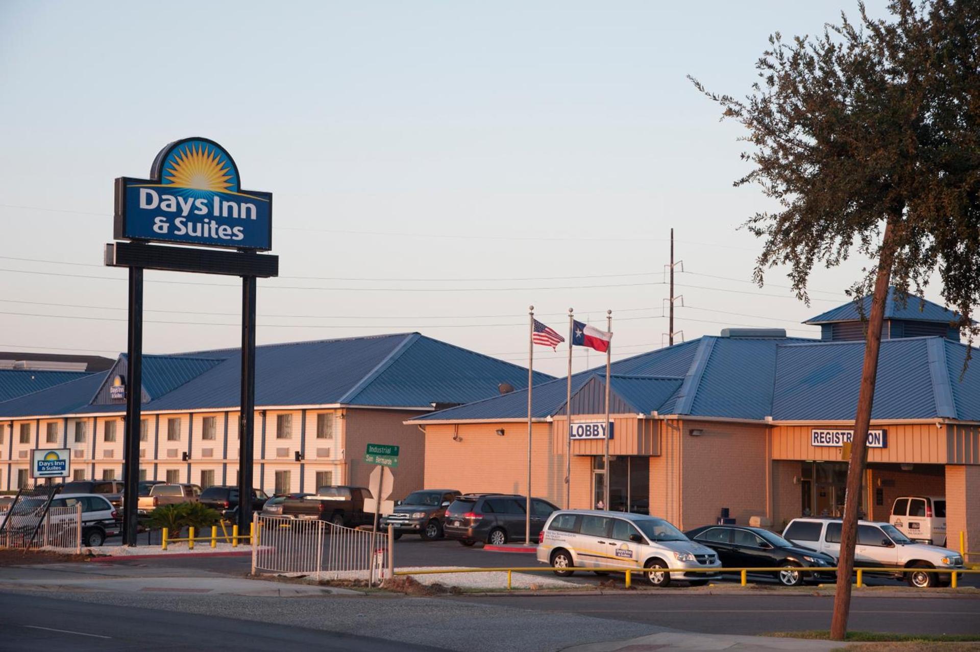 Days Inn & Suites by Wyndham Laredo photo 24