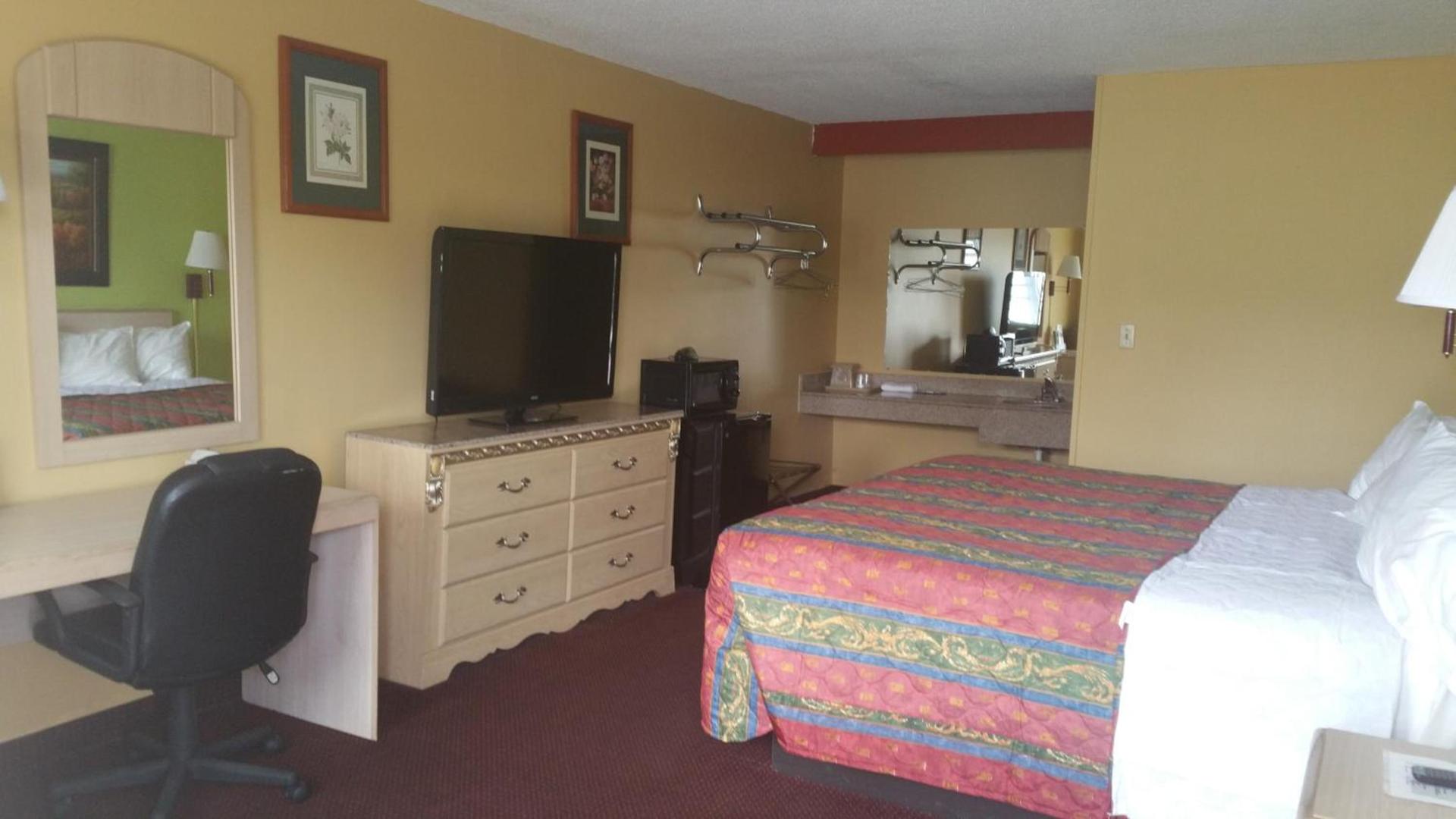 ECONOMY INN & SUITES photo 1