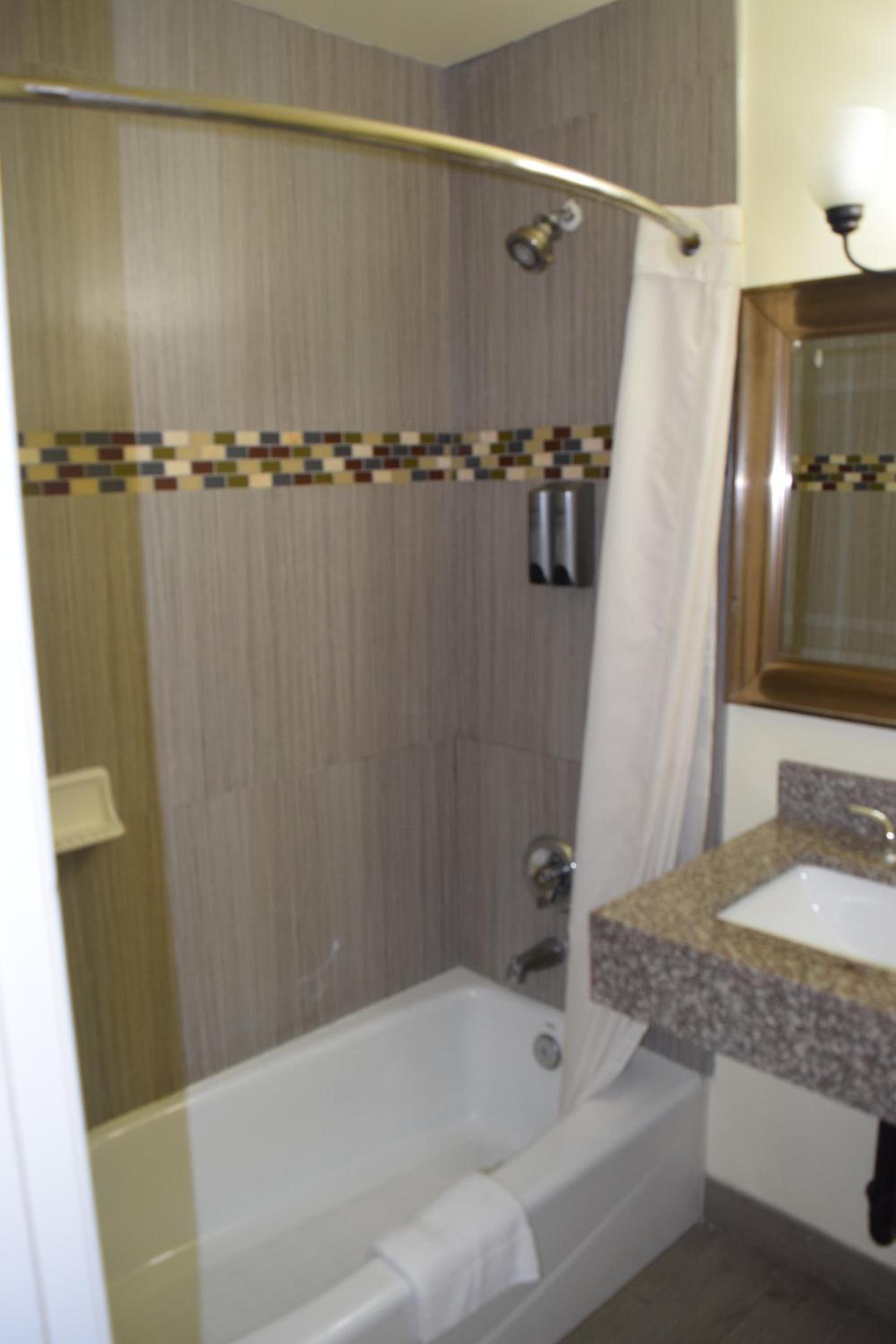 Deluxe Inn Hawthorne/ LAX photo 16