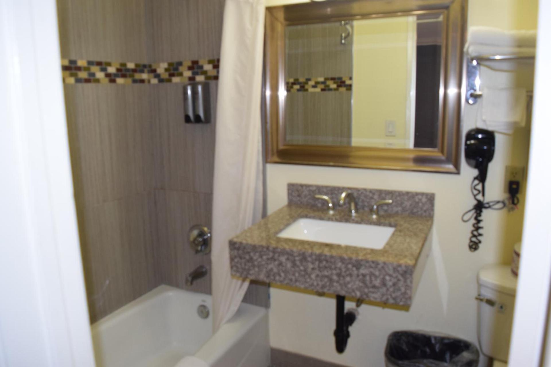 Deluxe Inn Hawthorne/ LAX photo 15
