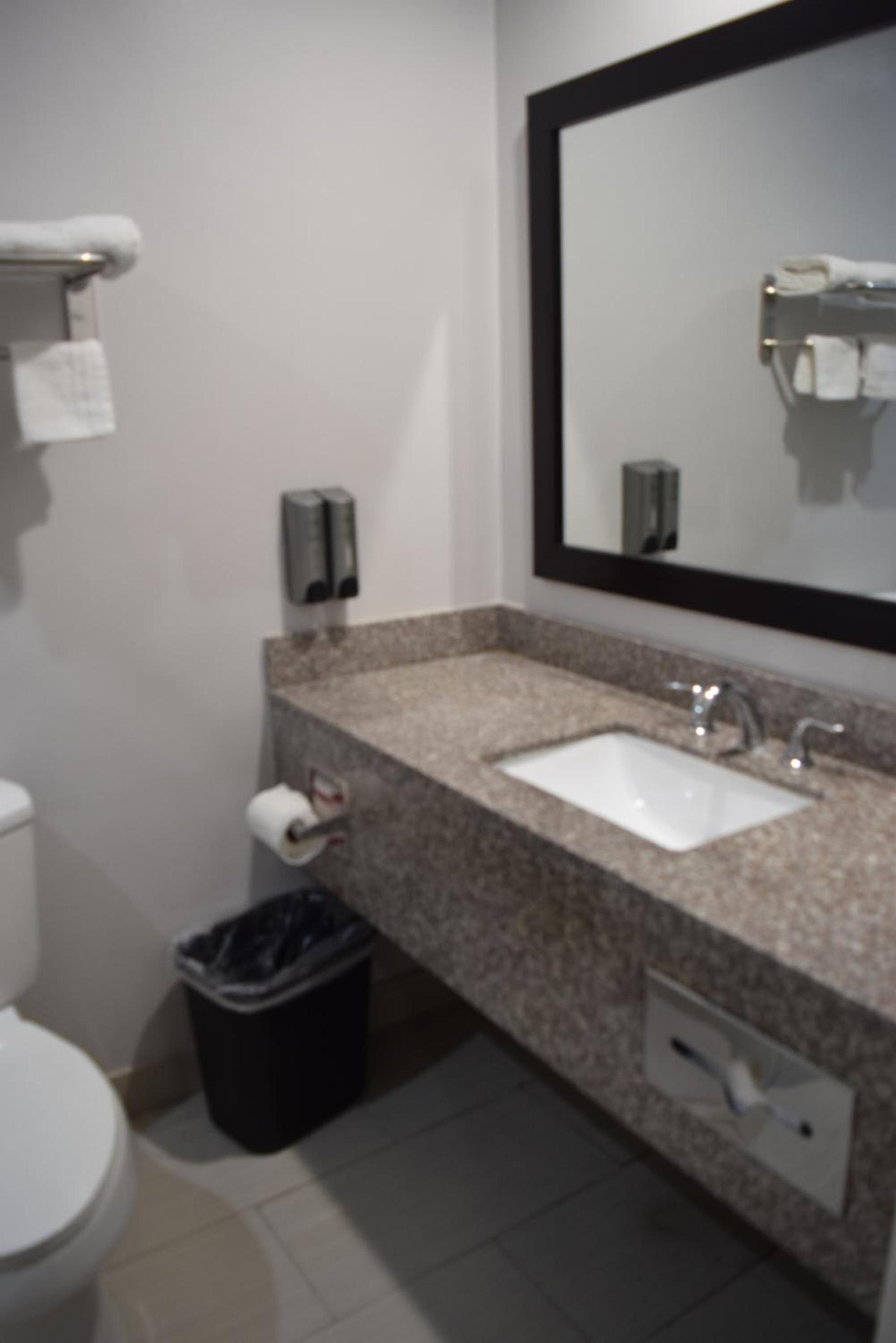 Deluxe Inn Hawthorne/ LAX photo 11
