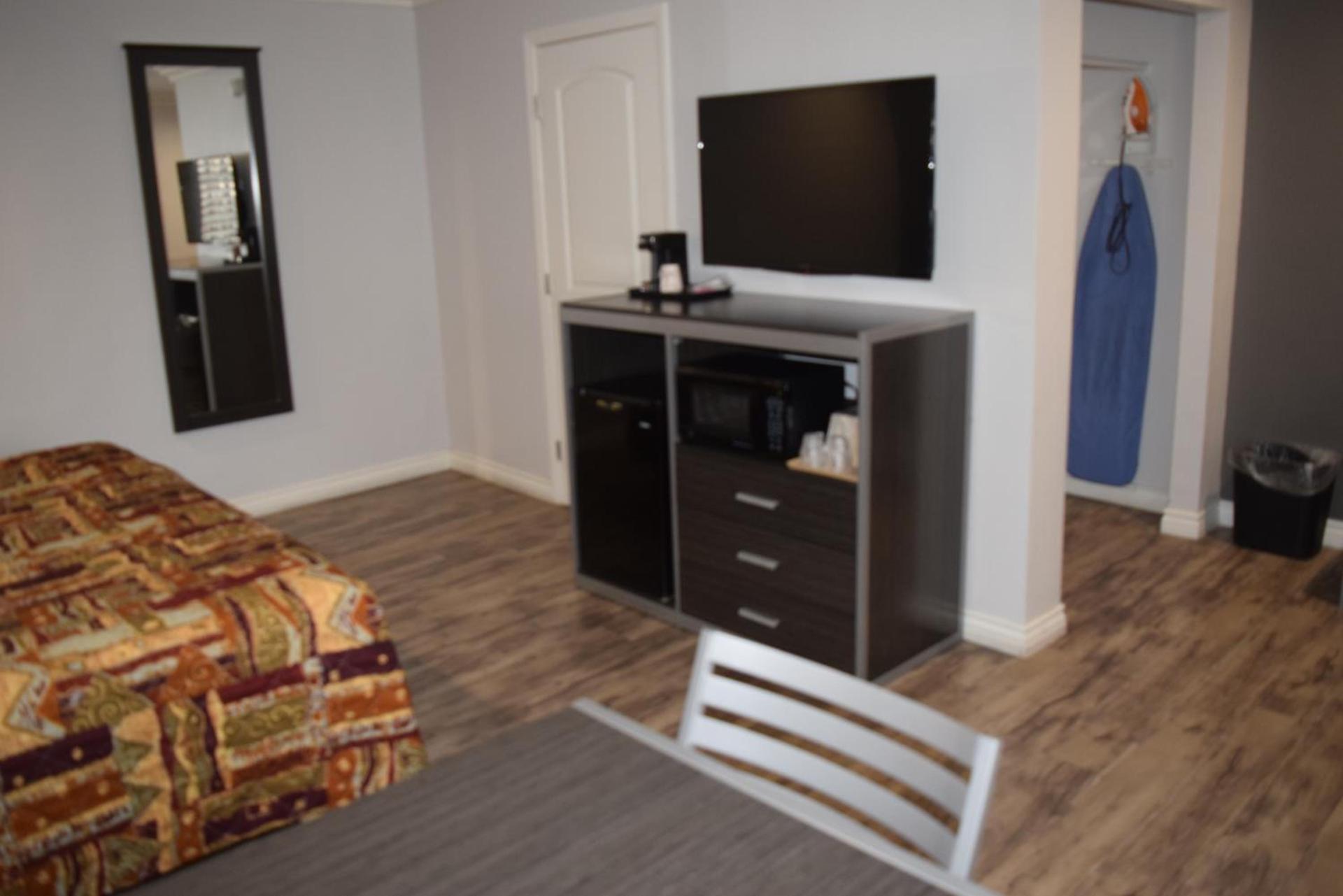 Deluxe Inn Hawthorne/ LAX photo 14