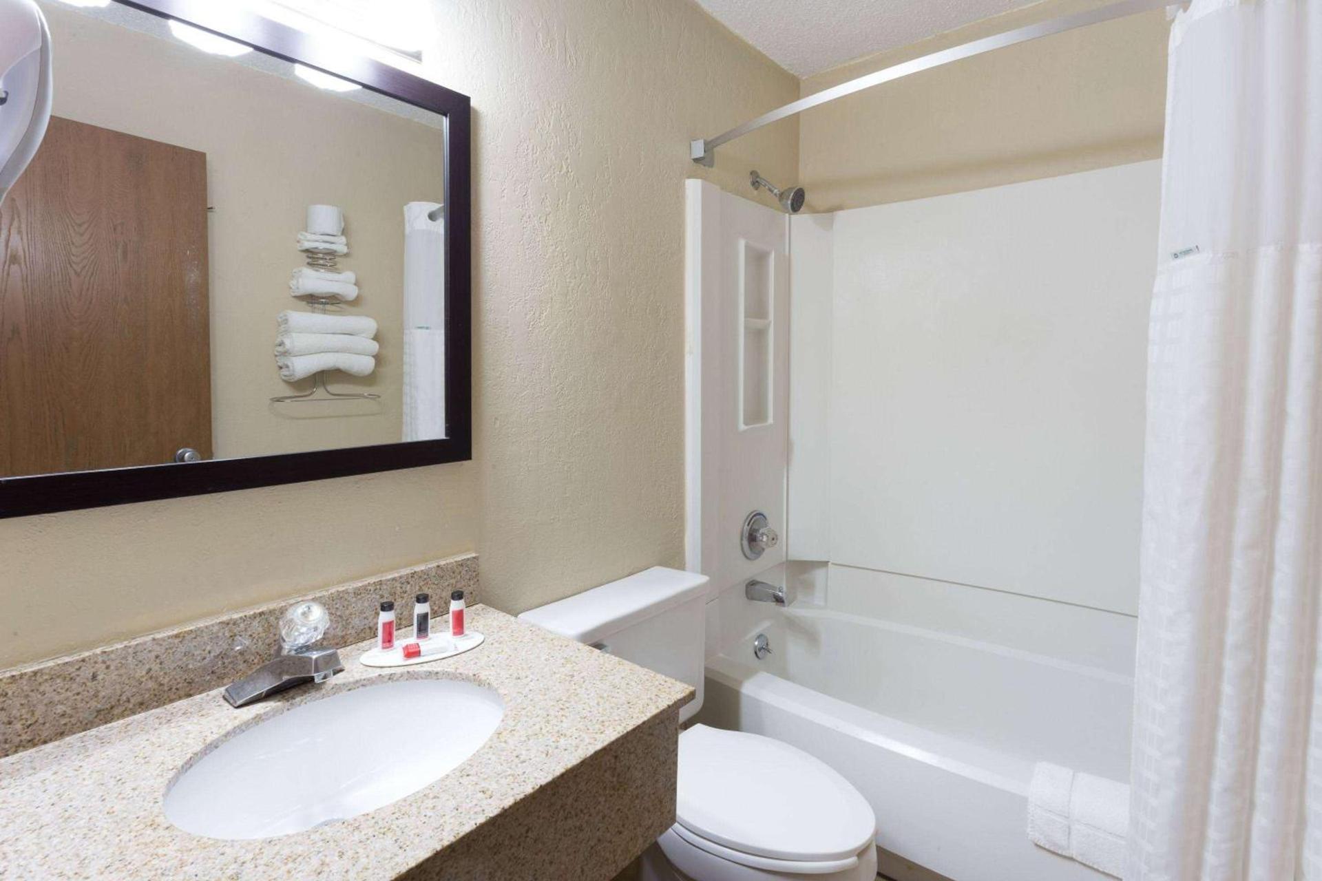 Super 8 by Wyndham Dubuque photo 8