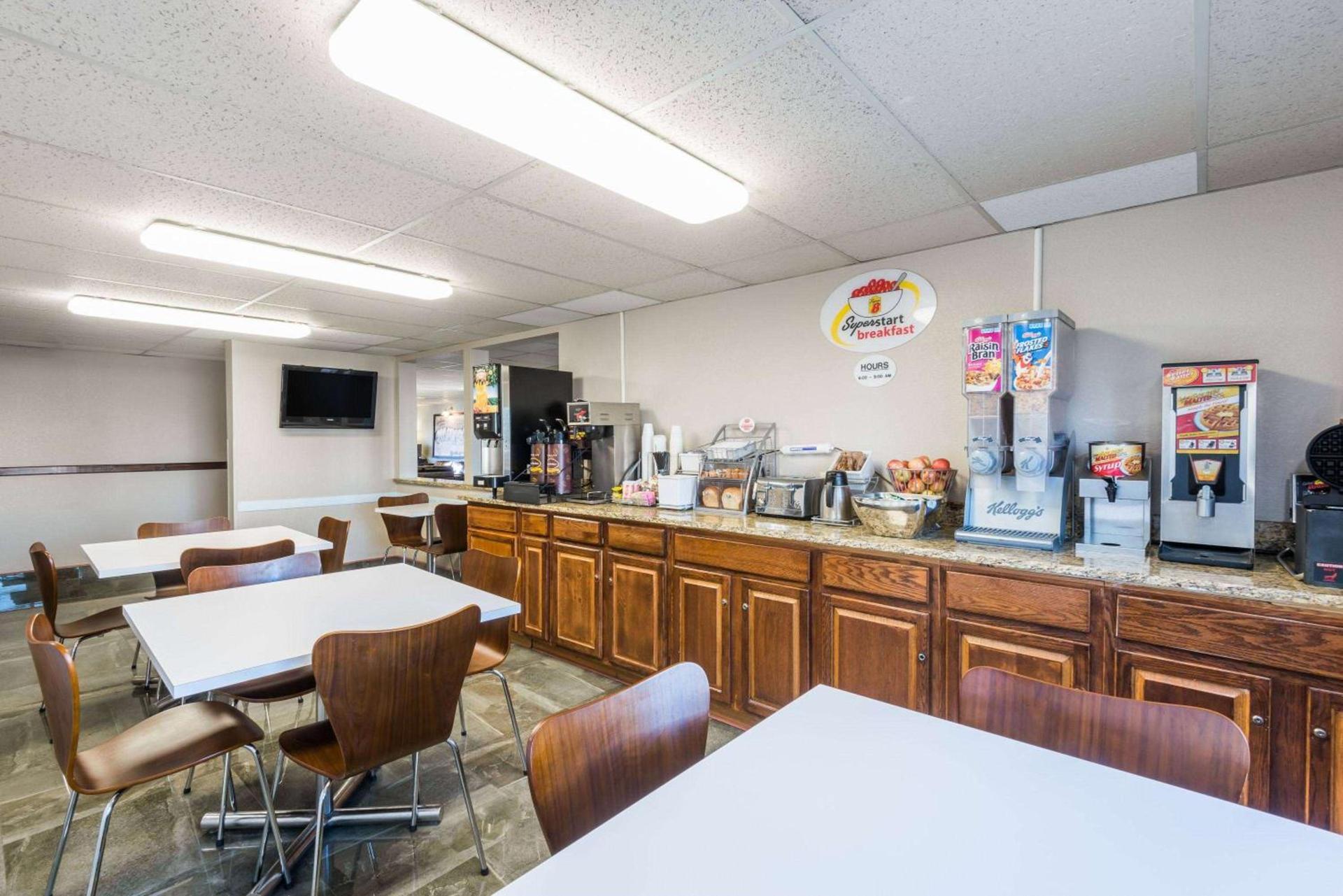 Super 8 by Wyndham Henderson North East Denver photo 12