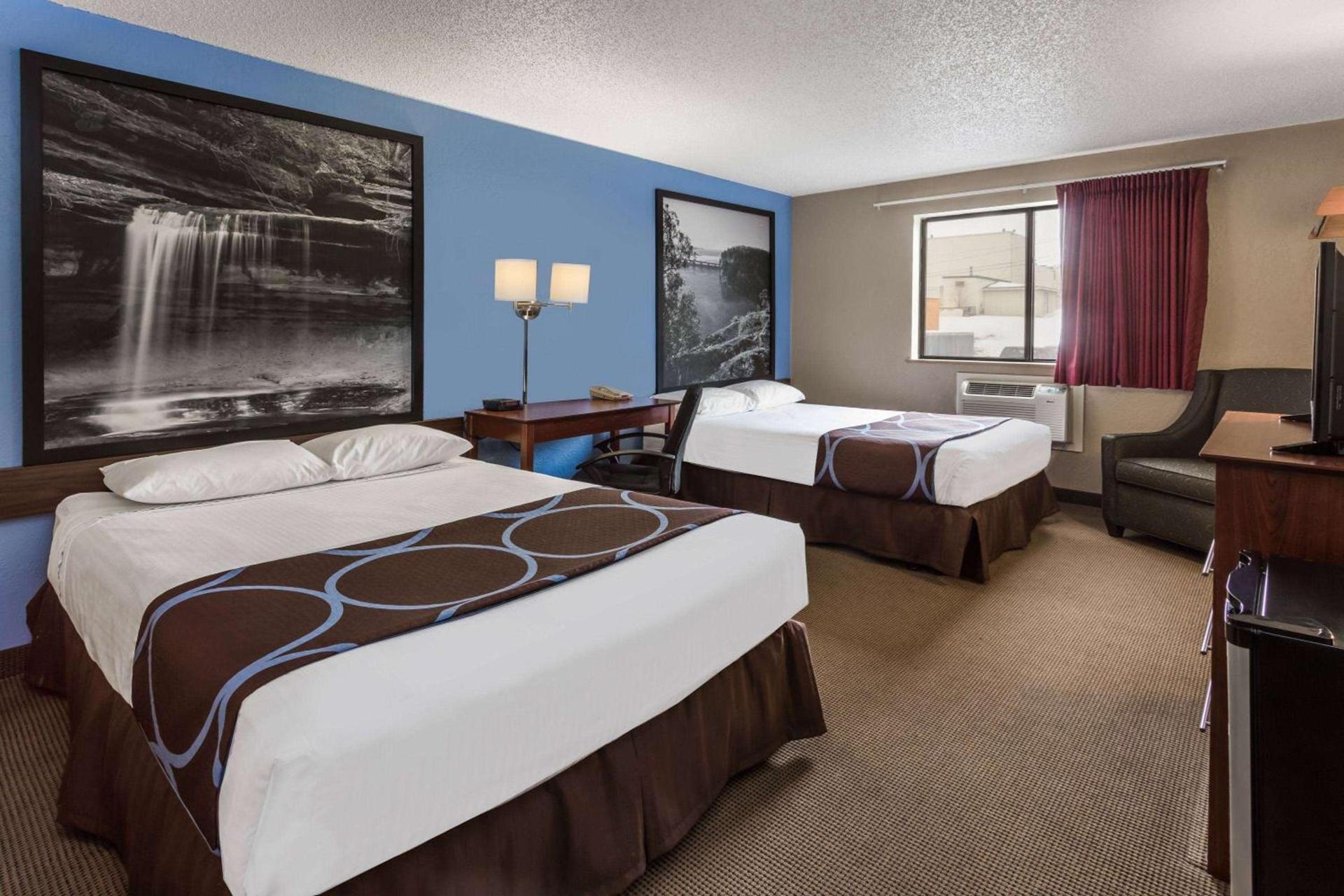 Super 8 by Wyndham Dubuque photo 6