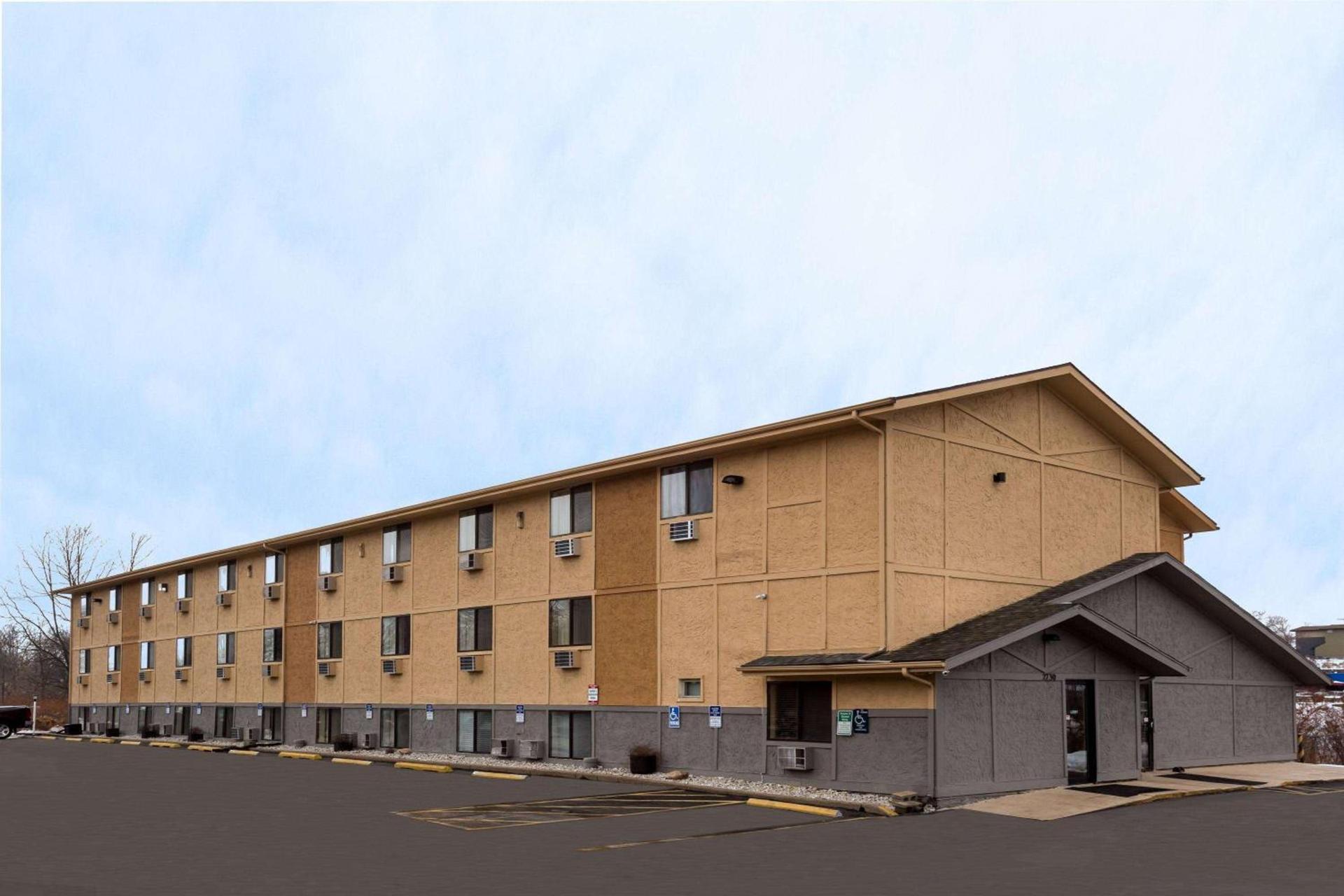Super 8 by Wyndham Dubuque — hotel in Dubuque