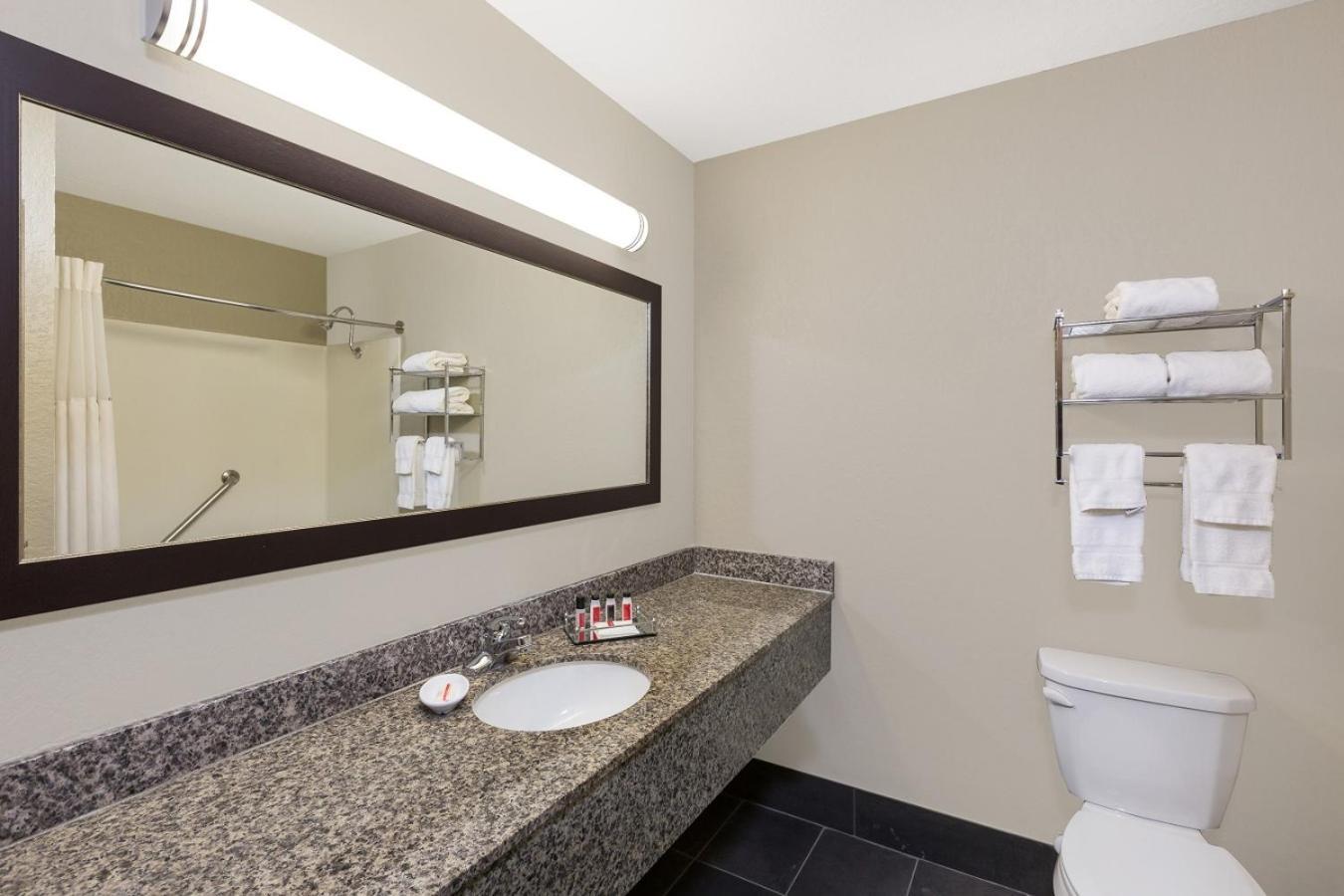 Clarion Inn Des Moines Airport photo 22