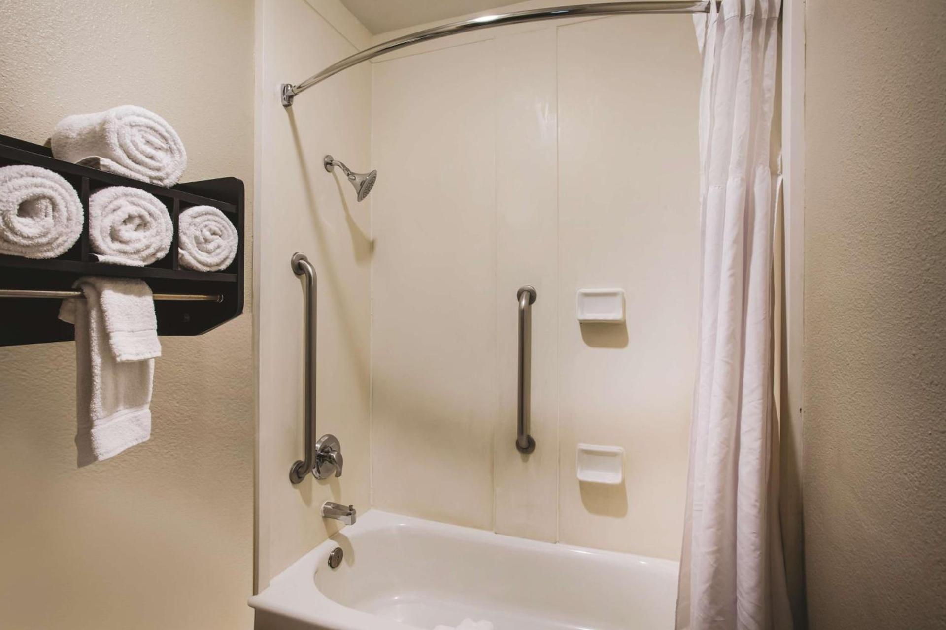 La Quinta by Wyndham Carlsbad - Legoland Area photo 5