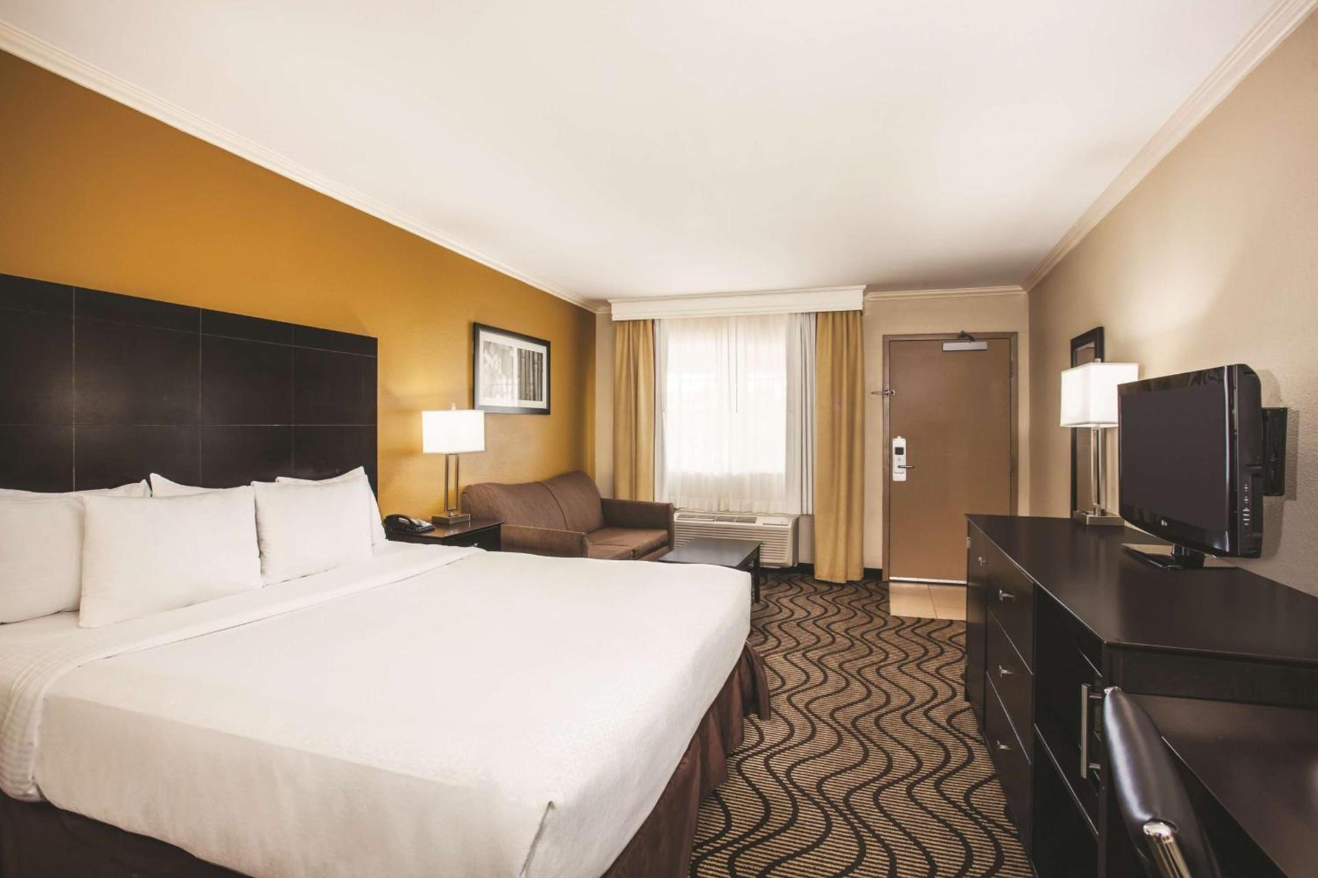 La Quinta by Wyndham Carlsbad - Legoland Area photo 6