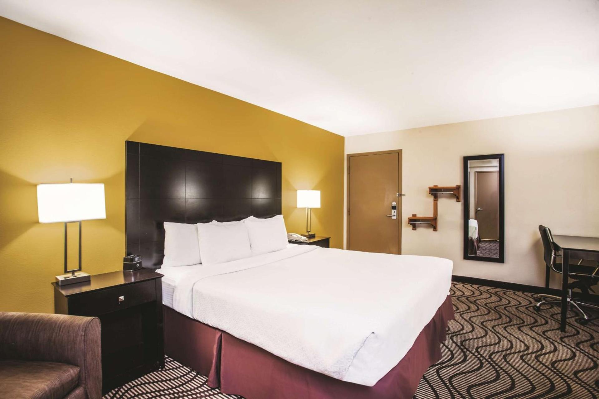 La Quinta by Wyndham Carlsbad - Legoland Area photo 8