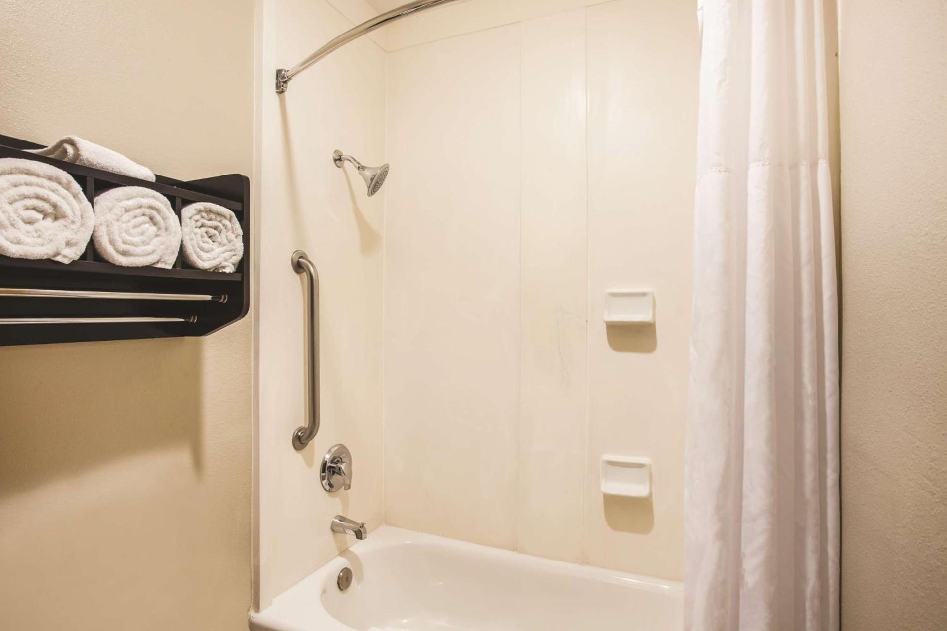 La Quinta by Wyndham Carlsbad - Legoland Area photo 3