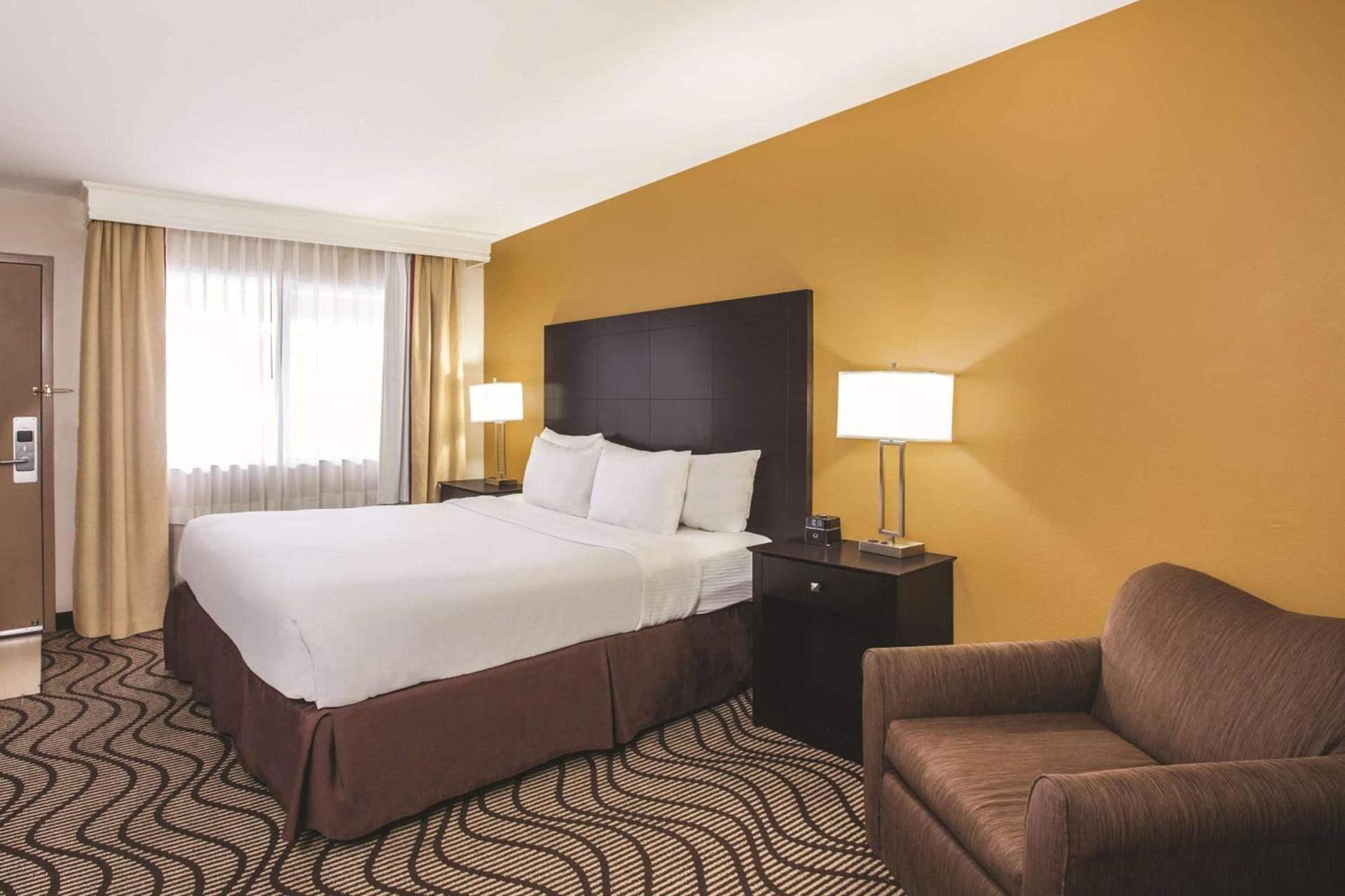 La Quinta by Wyndham Carlsbad - Legoland Area photo 9