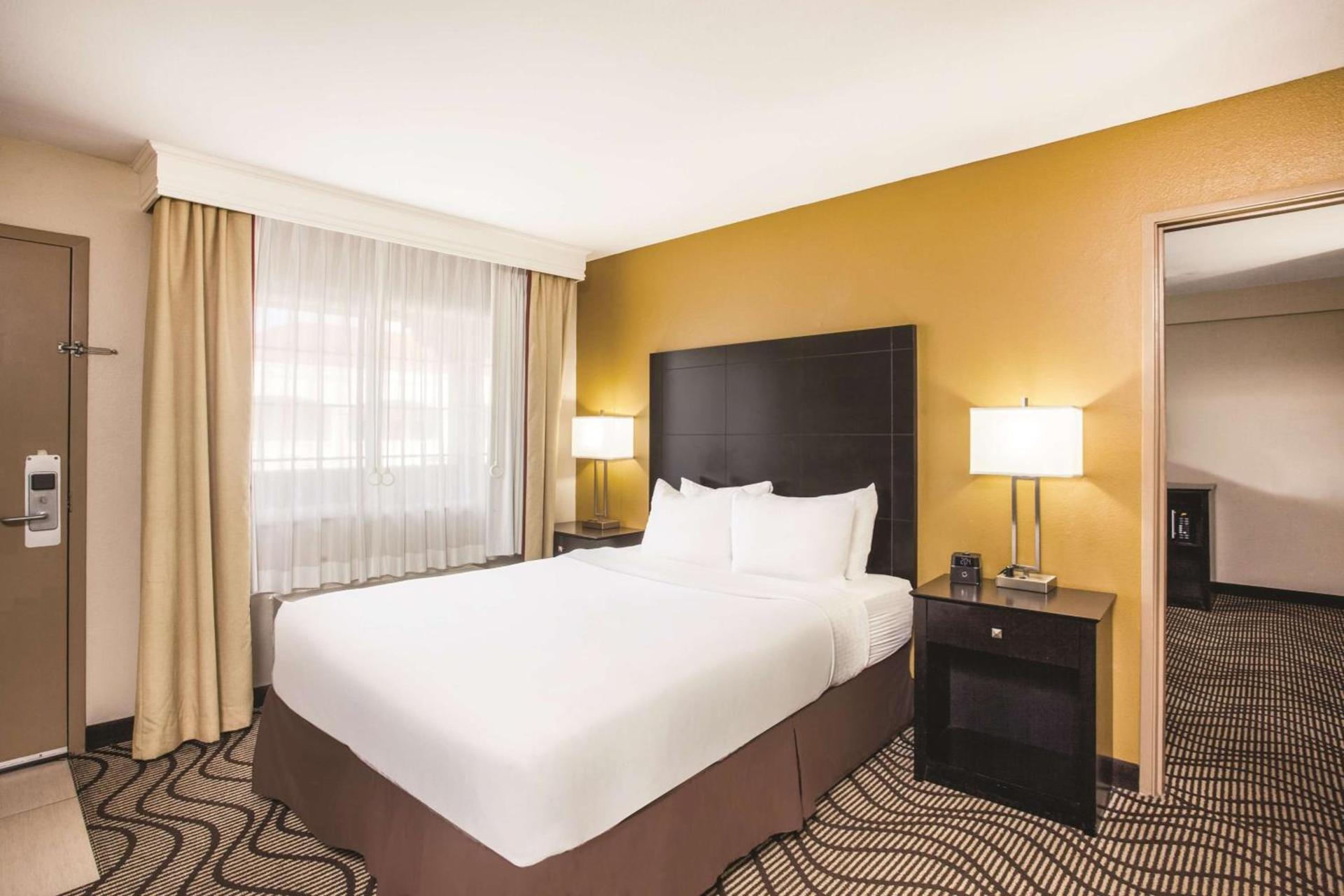 La Quinta by Wyndham Carlsbad - Legoland Area photo 10