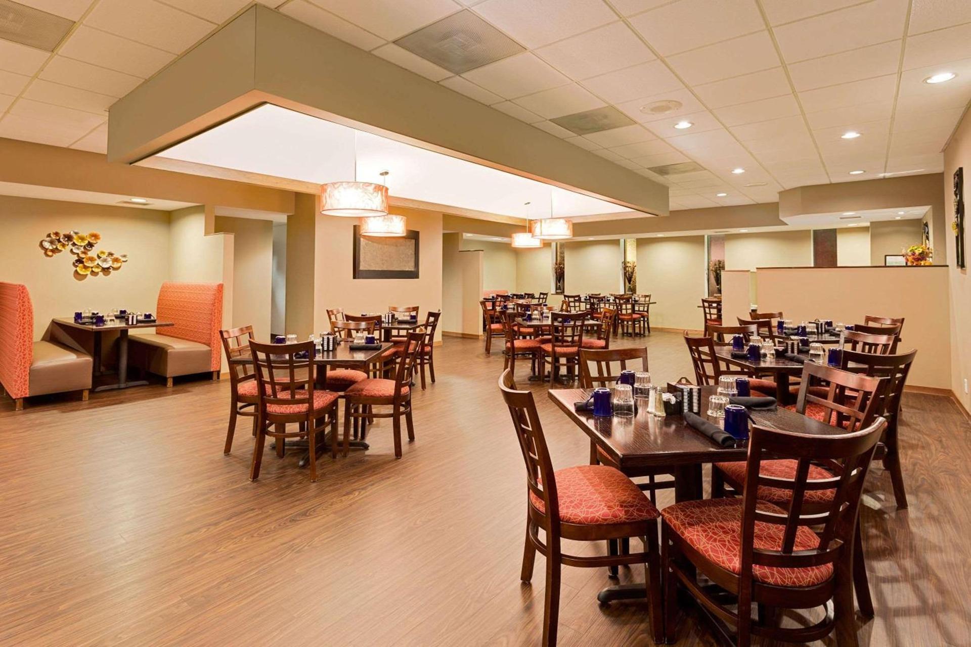 Ramada by Wyndham Marquette photo 43