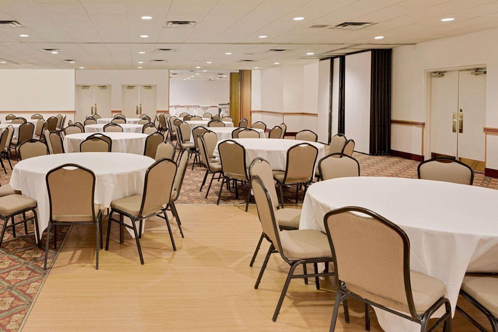Ramada by Wyndham Marquette photo 42