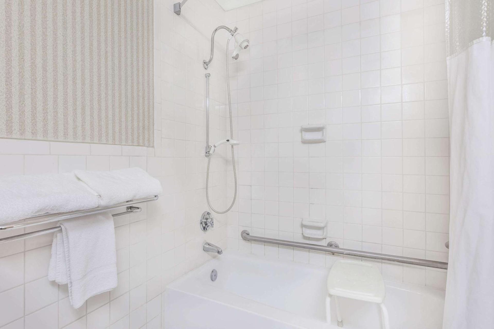 Ramada by Wyndham Macon photo 14
