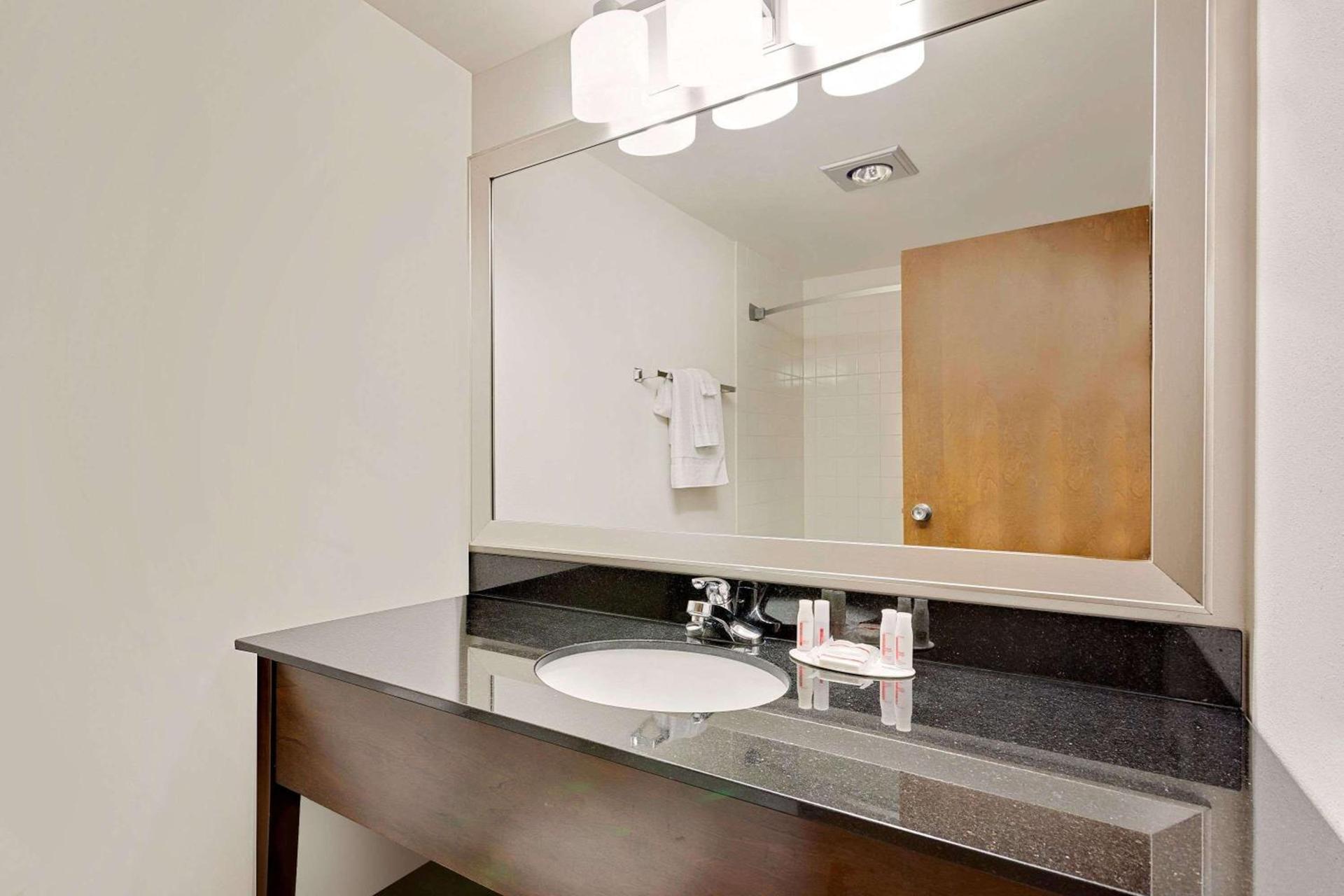 Ramada by Wyndham Marquette photo 39