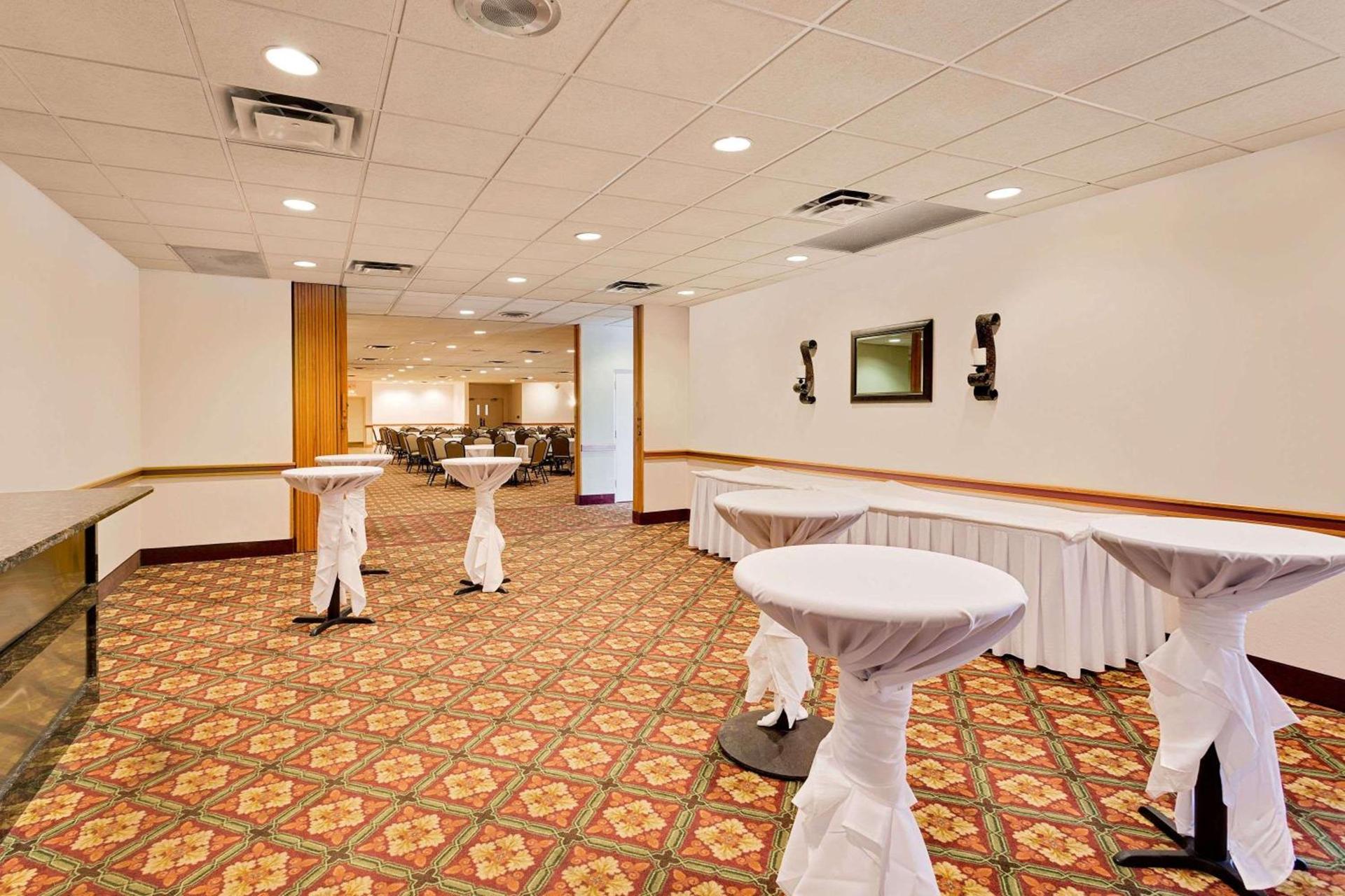 Ramada by Wyndham Marquette photo 40