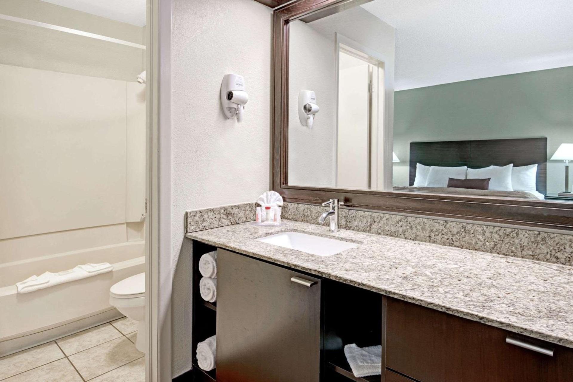 Ramada by Wyndham El Paso photo 8