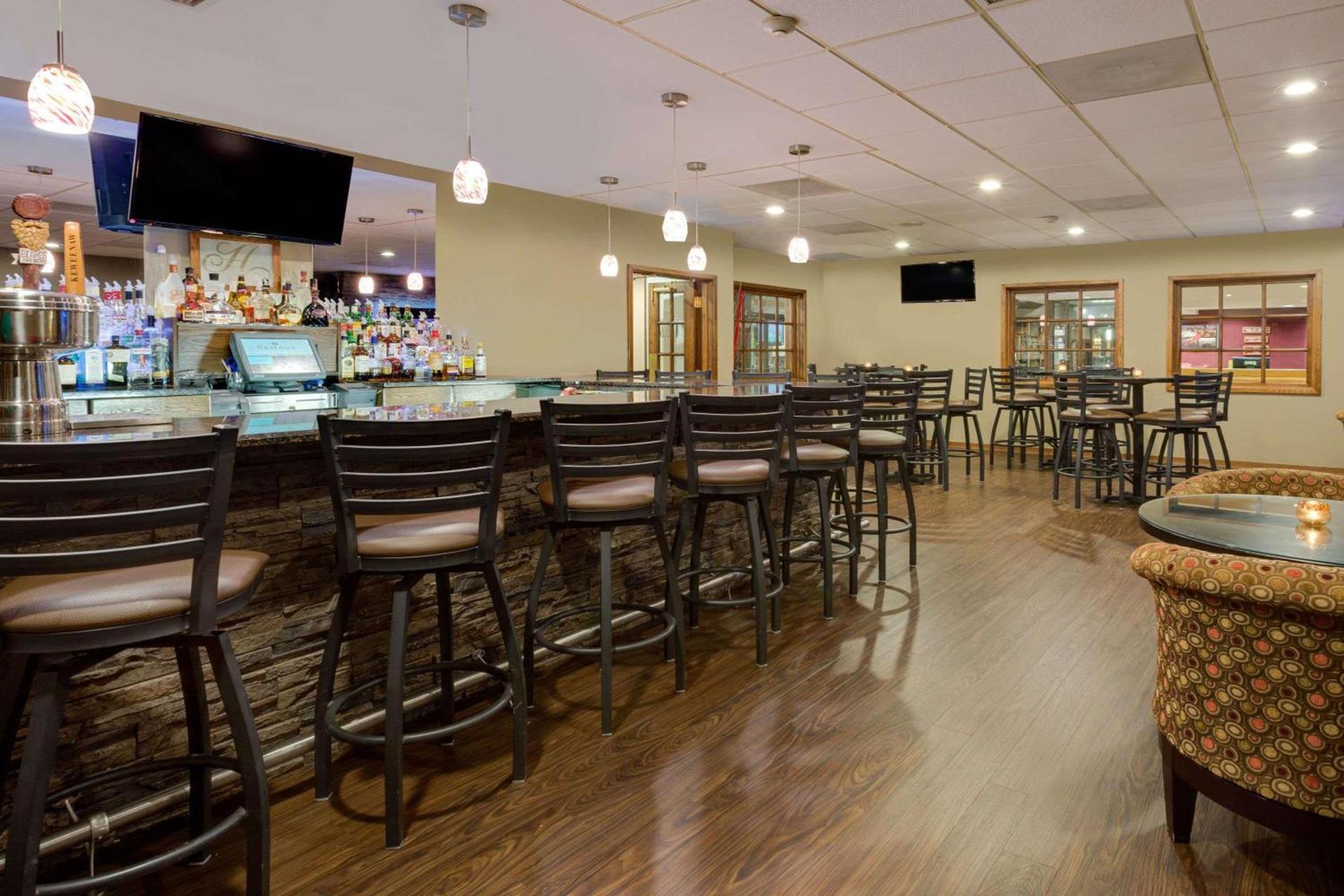Ramada by Wyndham Marquette photo 38