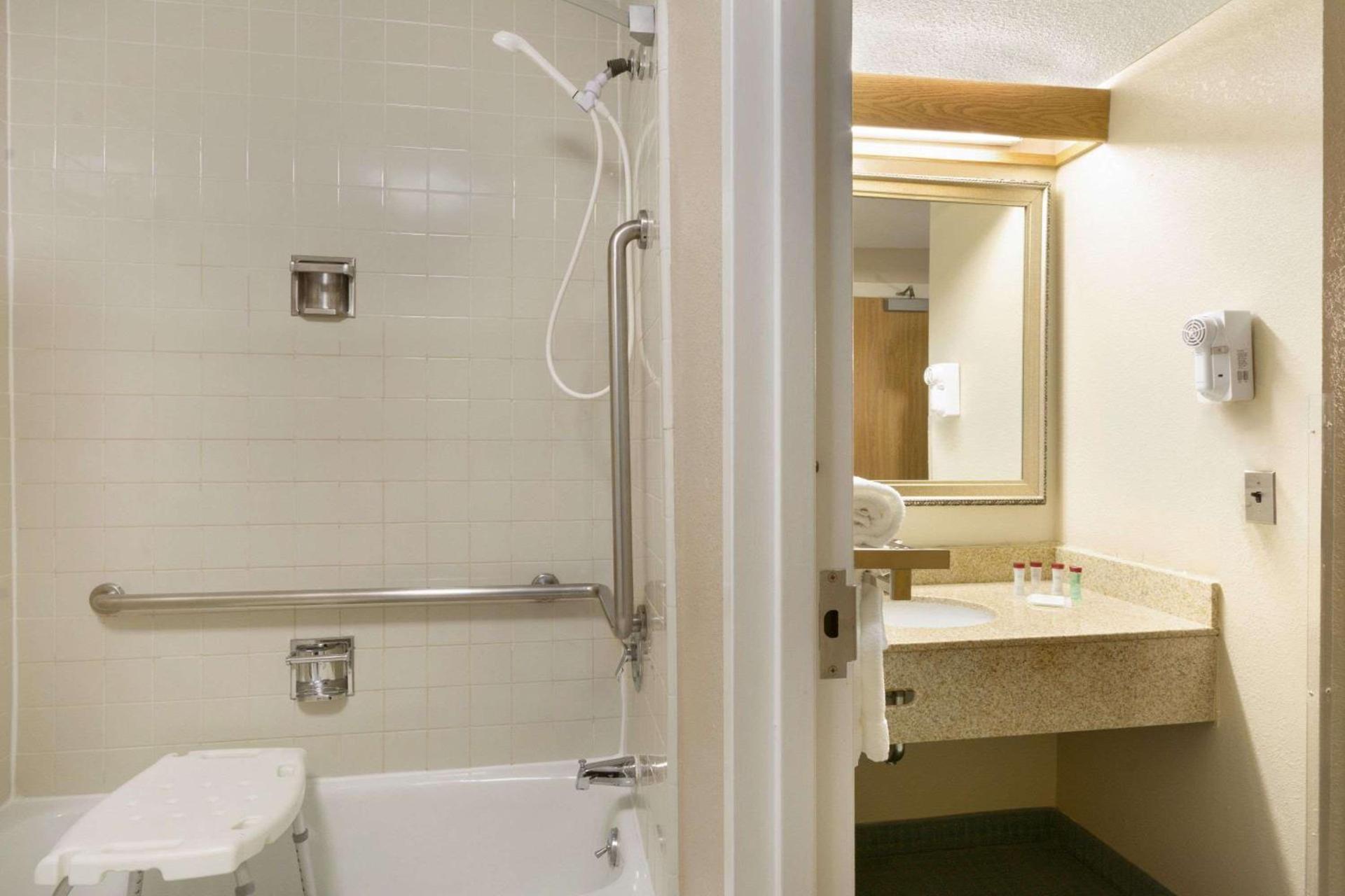 Ramada by Wyndham Raleigh photo 8