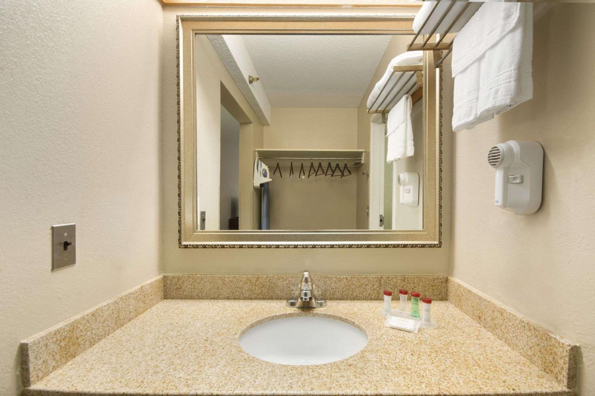 Ramada by Wyndham Raleigh photo 7