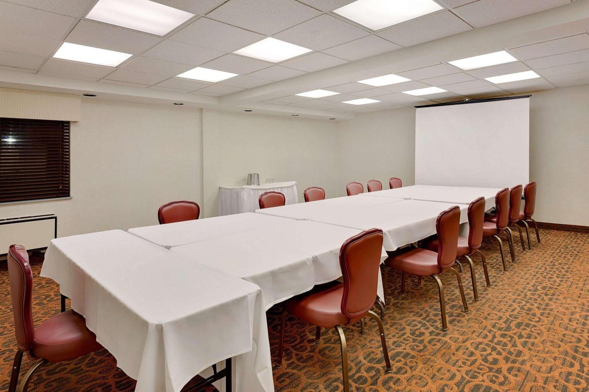 Ramada by Wyndham Marquette photo 37