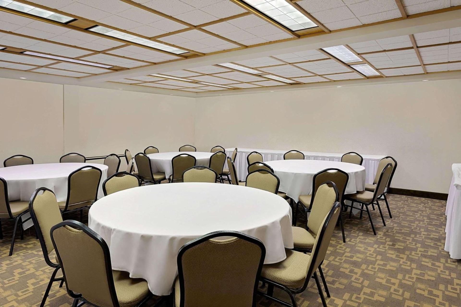 Ramada by Wyndham Marquette photo 36