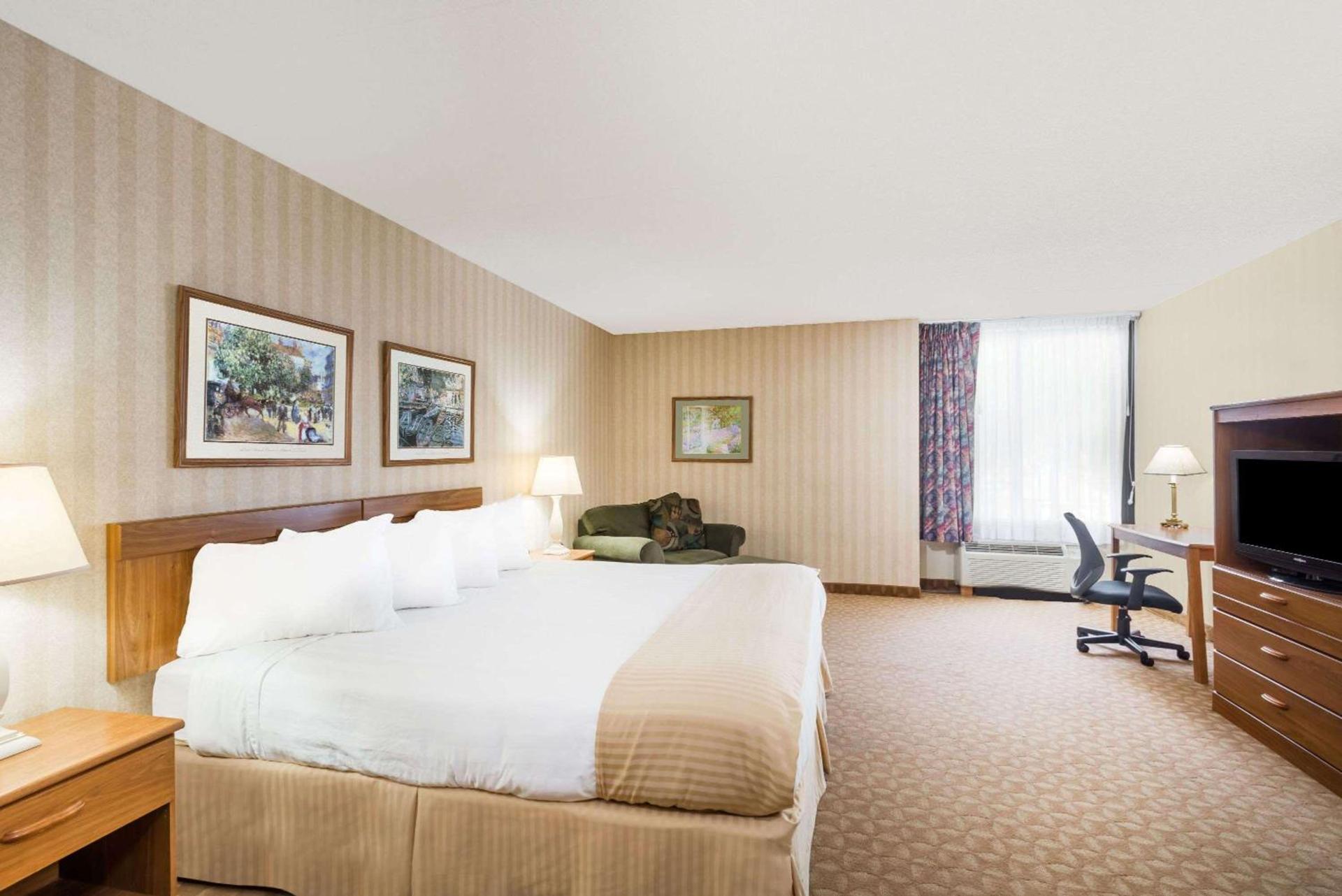 Ramada by Wyndham Watertown Thousand photo 12