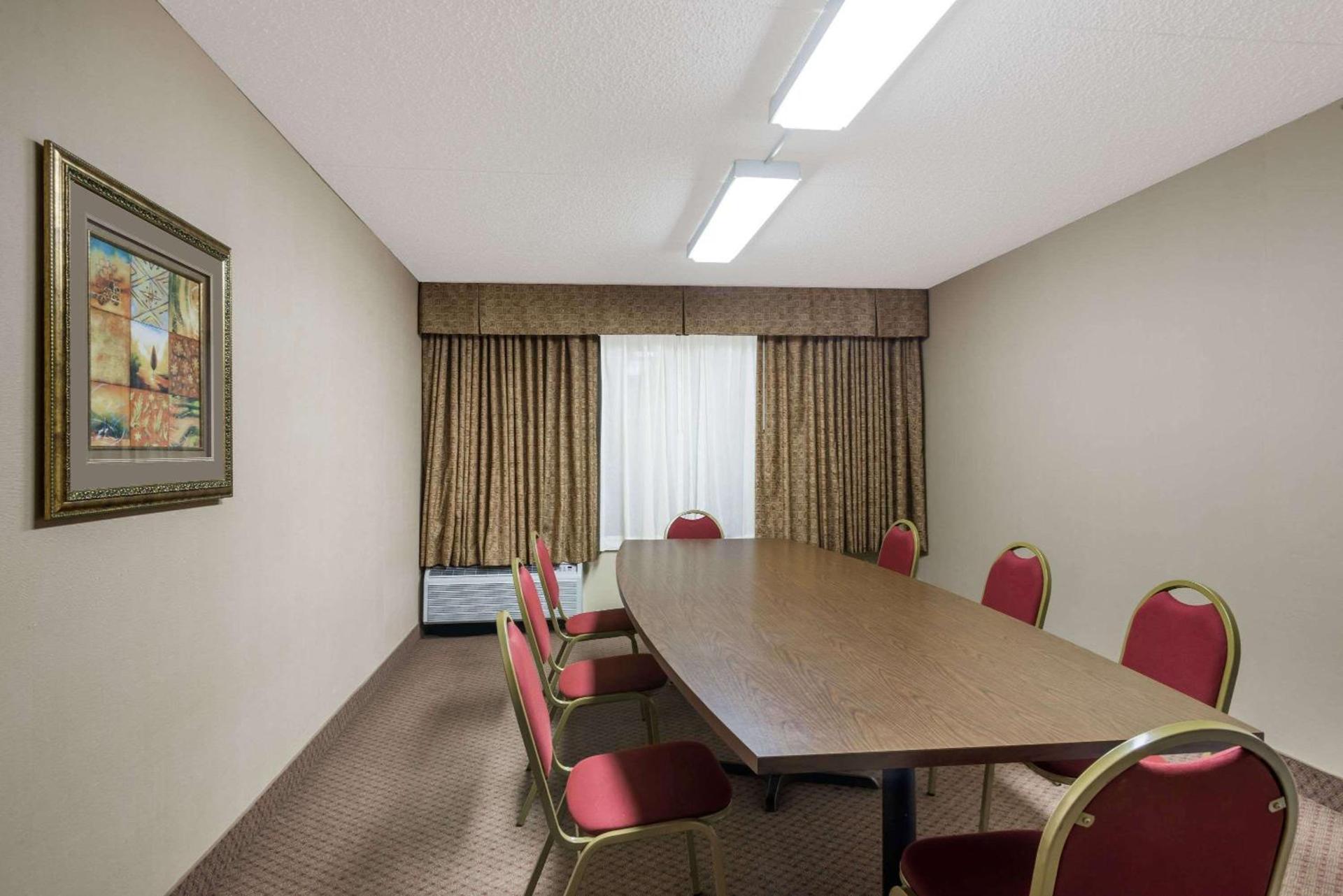 Ramada by Wyndham Watertown Thousand photo 17