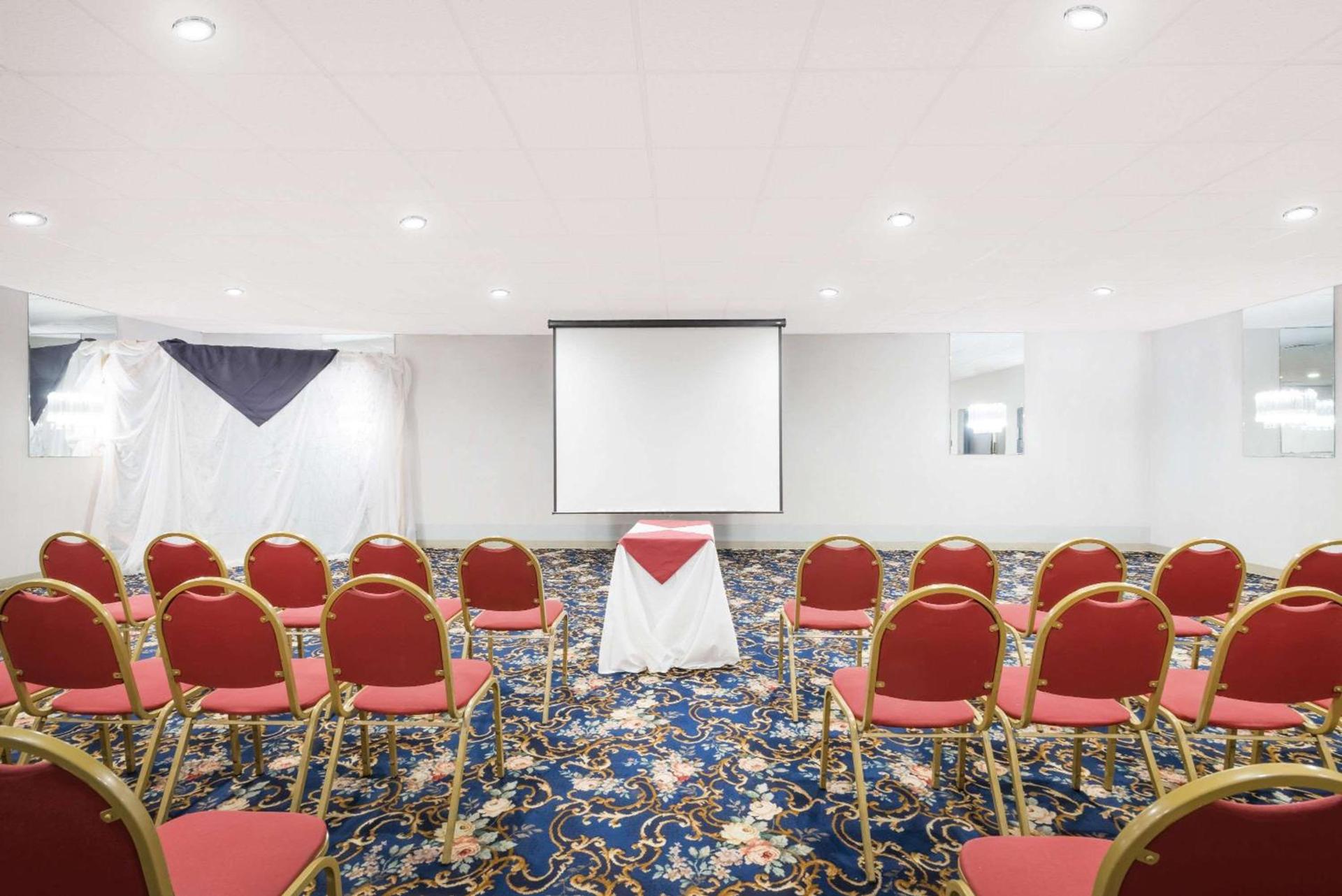 Ramada by Wyndham Watertown Thousand photo 19
