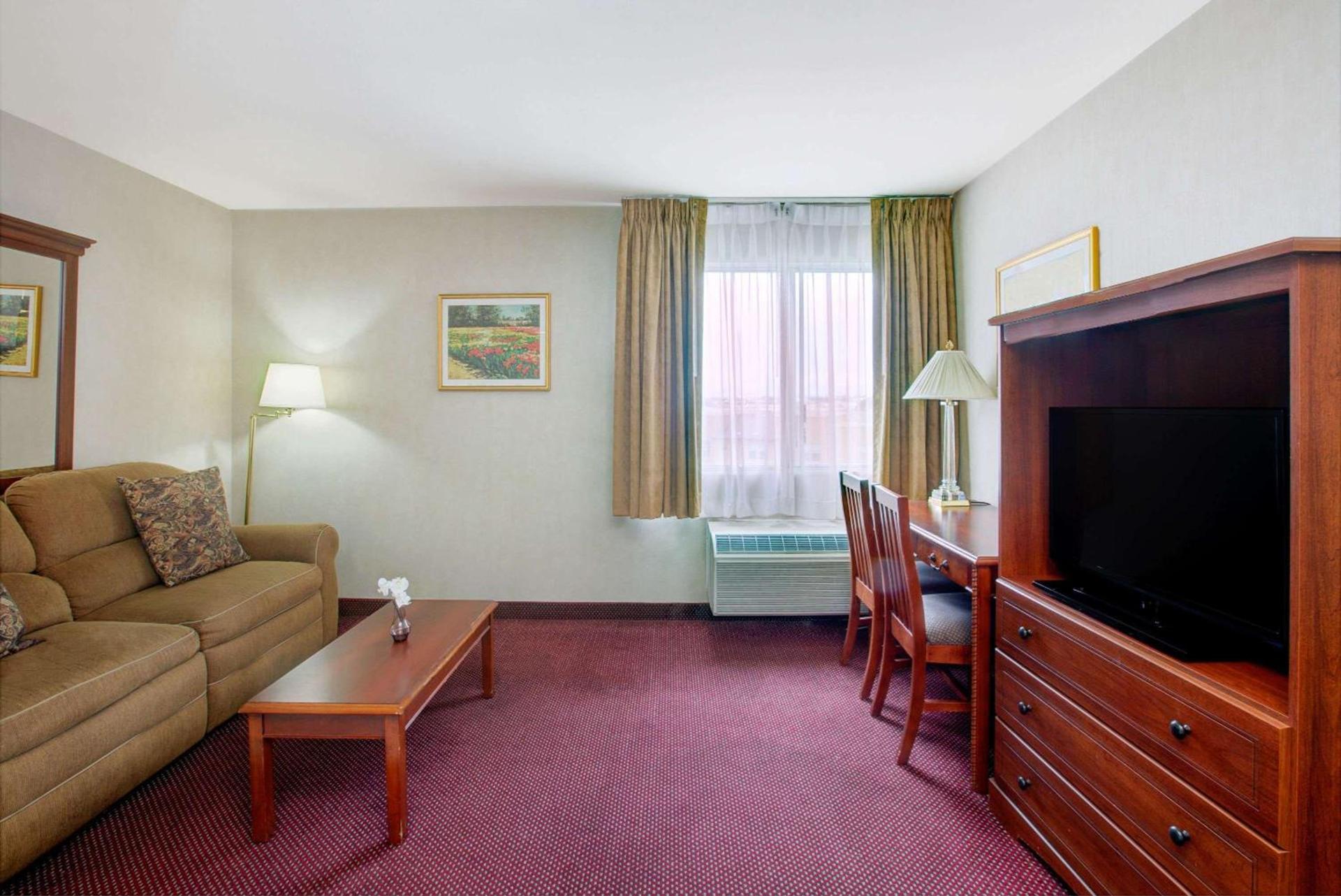 Ramada by Wyndham Hawthorne/LAX photo 13