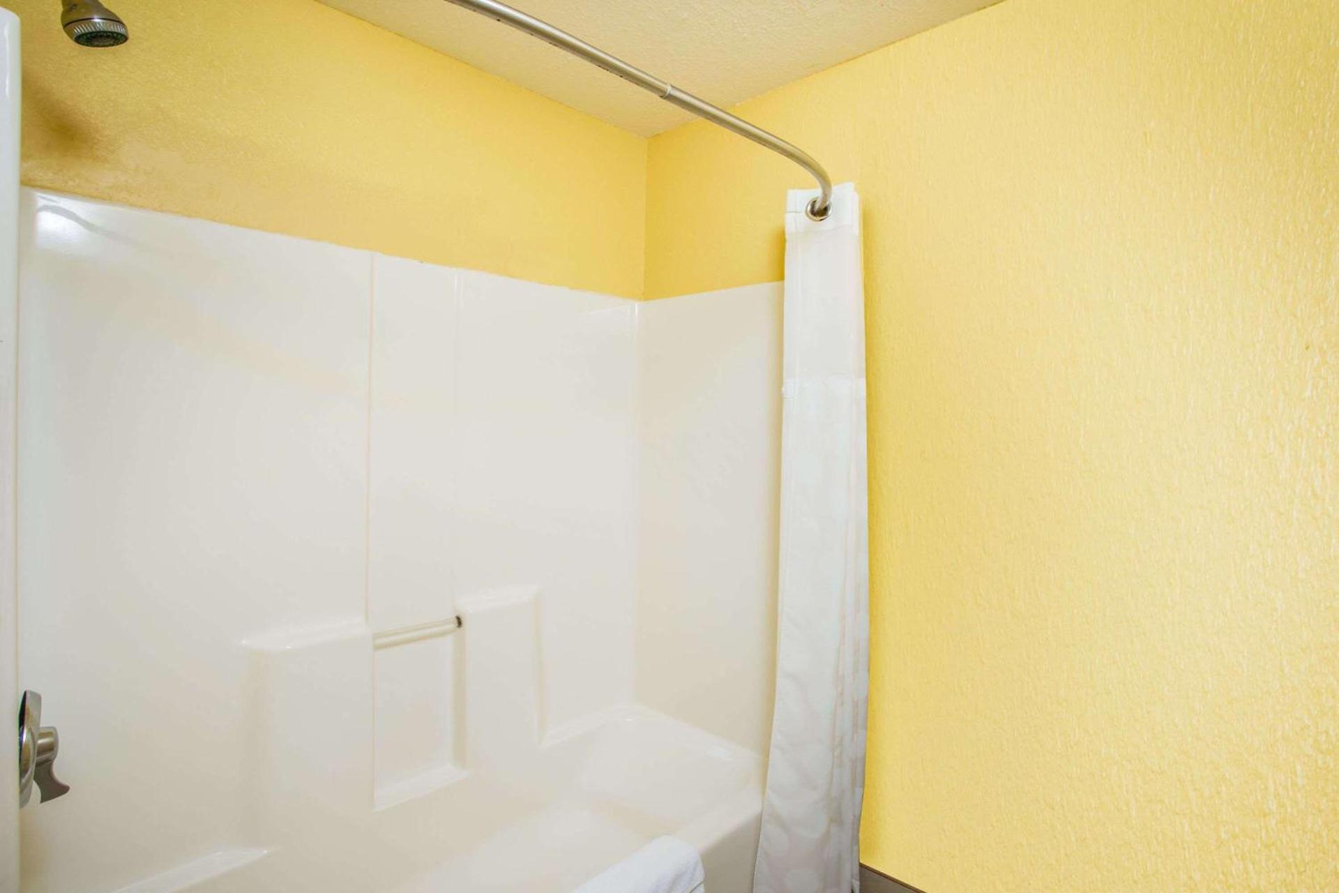 Ramada by Wyndham Sioux Falls photo 22