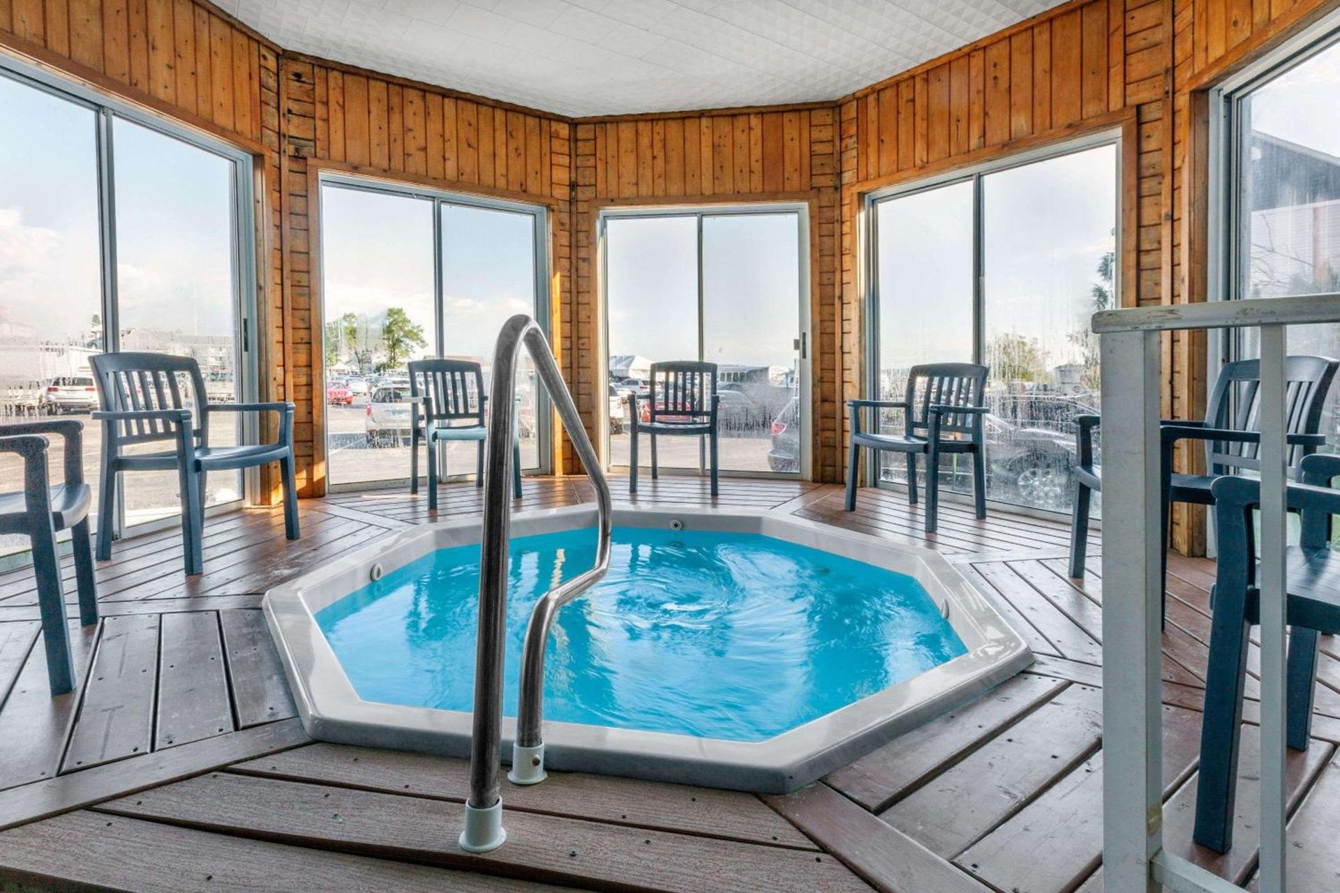 Ramada by Wyndham Mackinaw City Waterfront photo 53