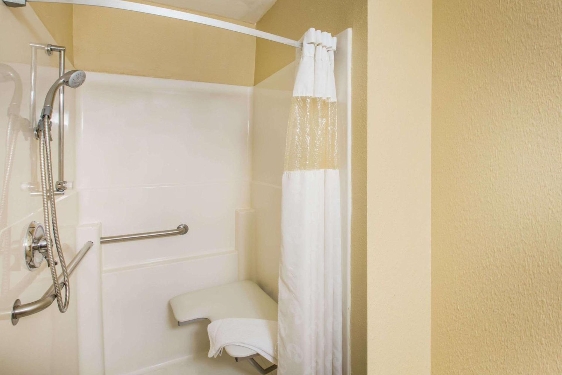 Ramada by Wyndham Sioux Falls photo 20