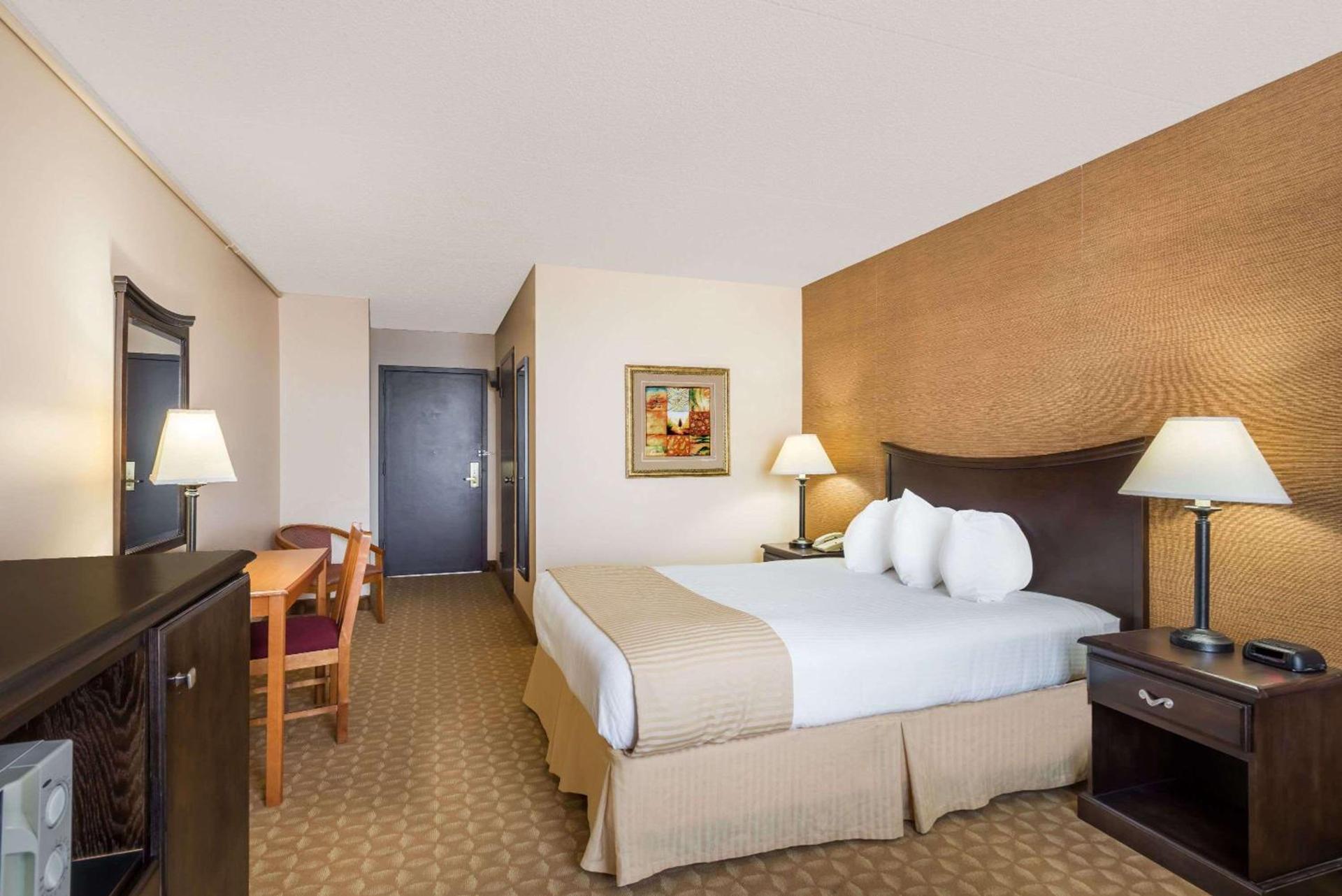 Ramada by Wyndham Watertown Thousand photo 7