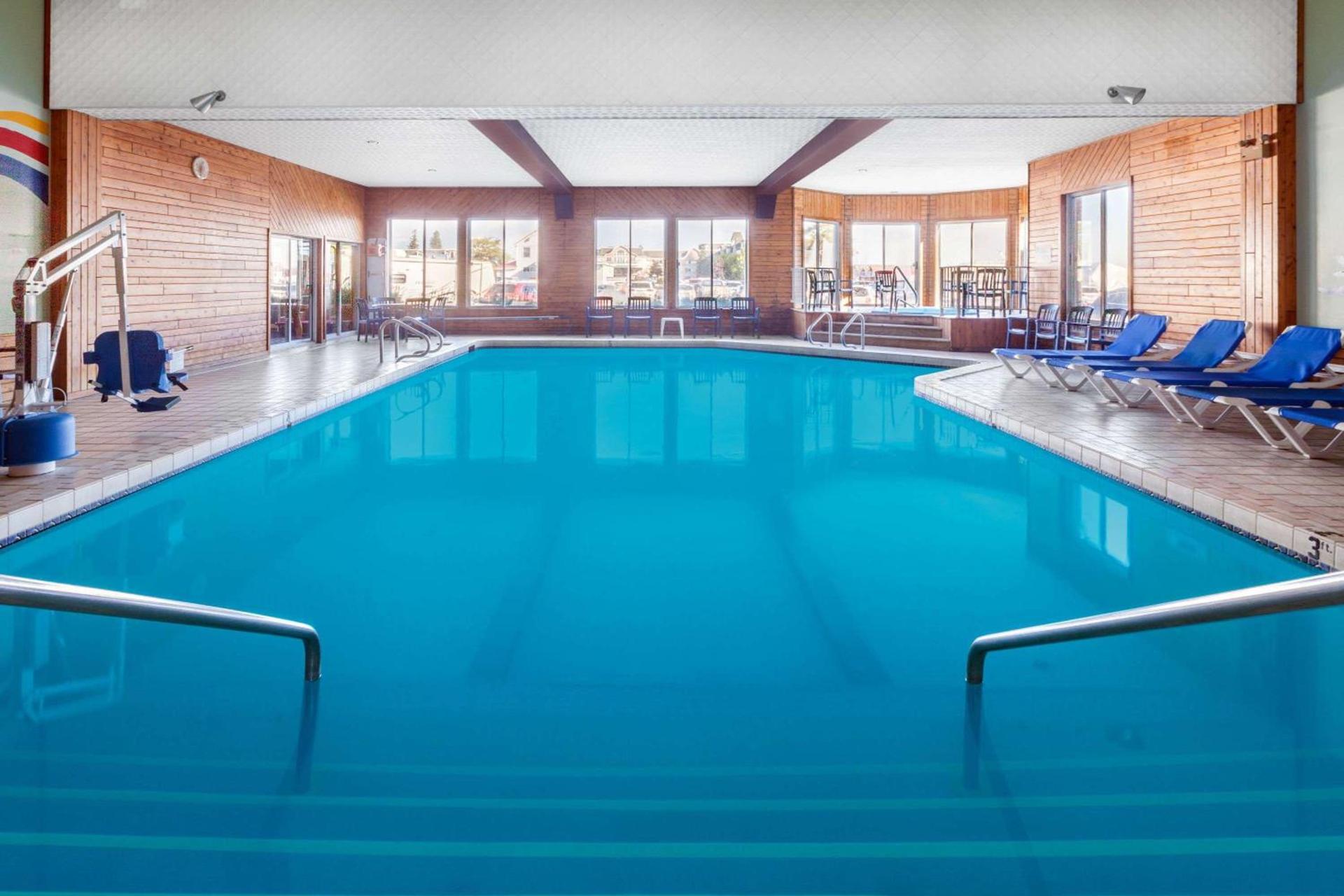 Ramada by Wyndham Mackinaw City Waterfront photo 51