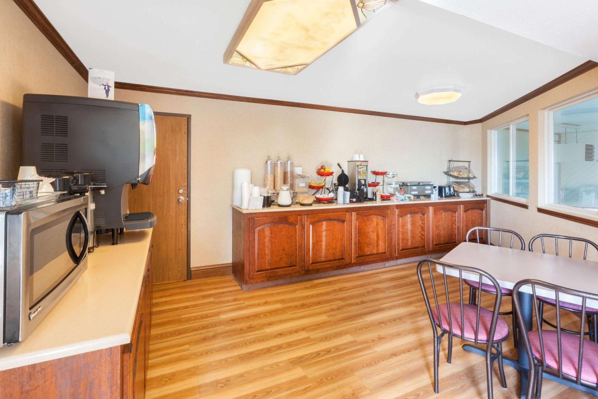 Ramada by Wyndham Mackinaw City Waterfront photo 49