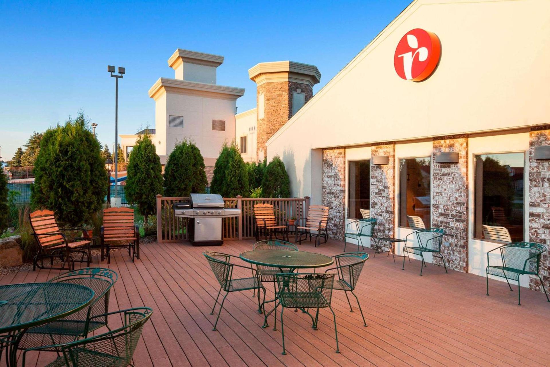 Ramada by Wyndham Wisconsin Dells I-90 photo 4