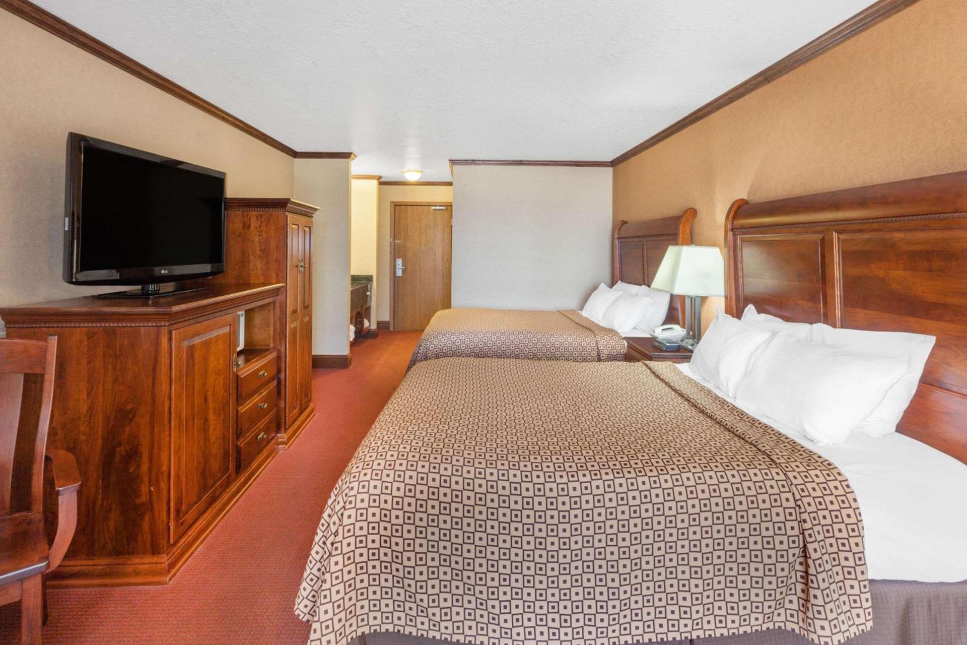 Ramada by Wyndham Mackinaw City Waterfront photo 44