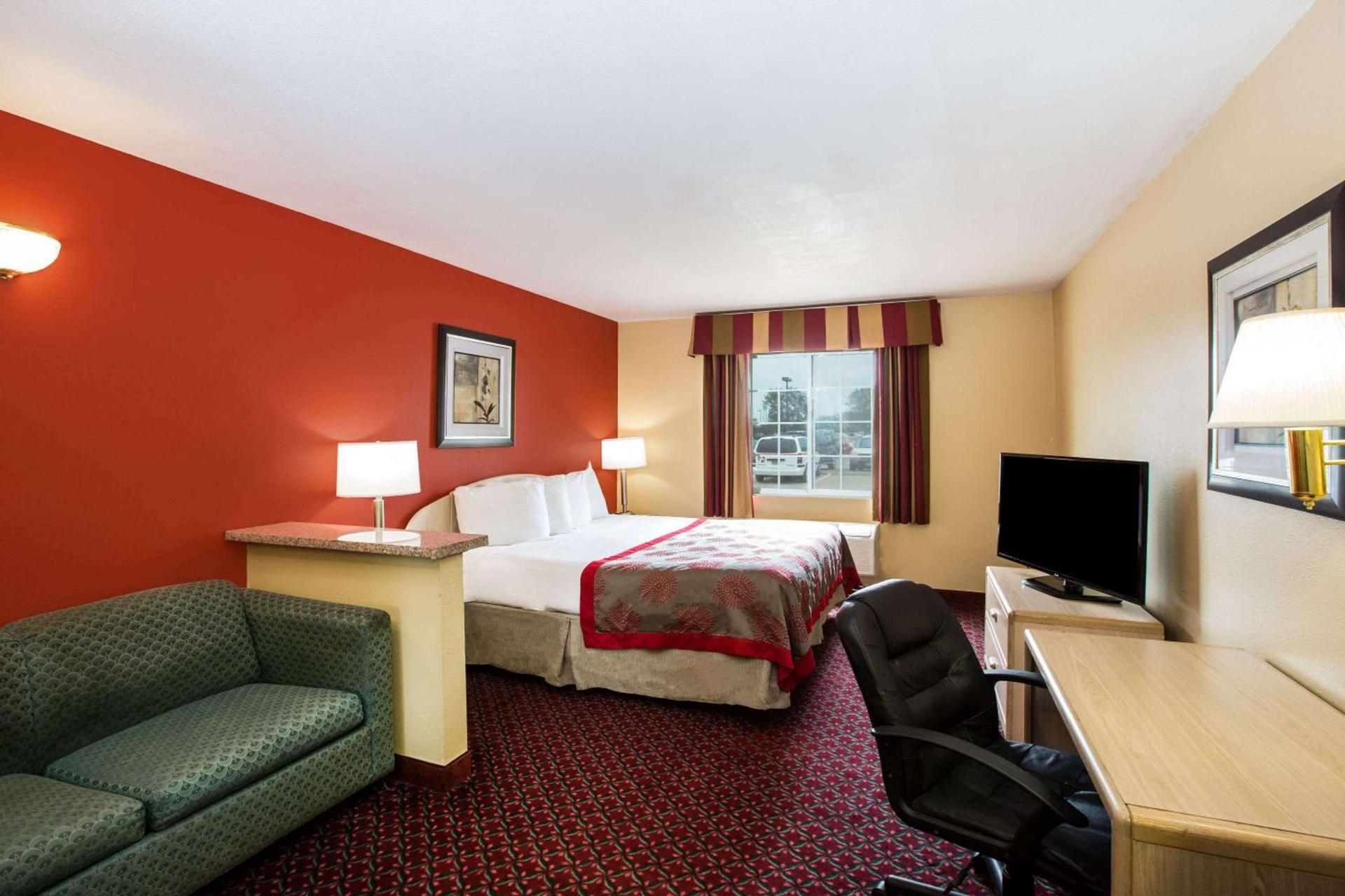 Ramada by Wyndham Sioux Falls photo 13