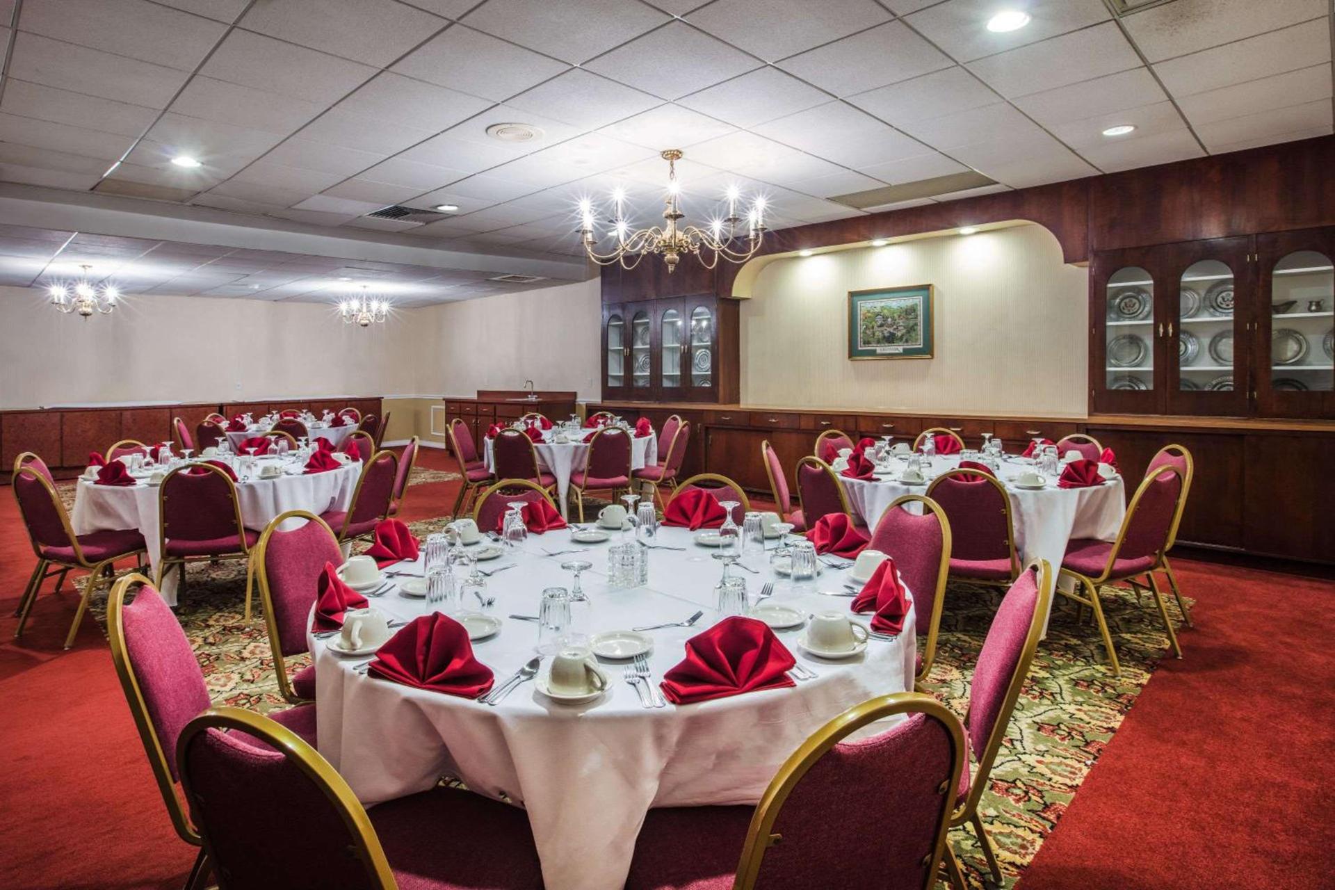 Ramada by Wyndham Ligonier photo 7