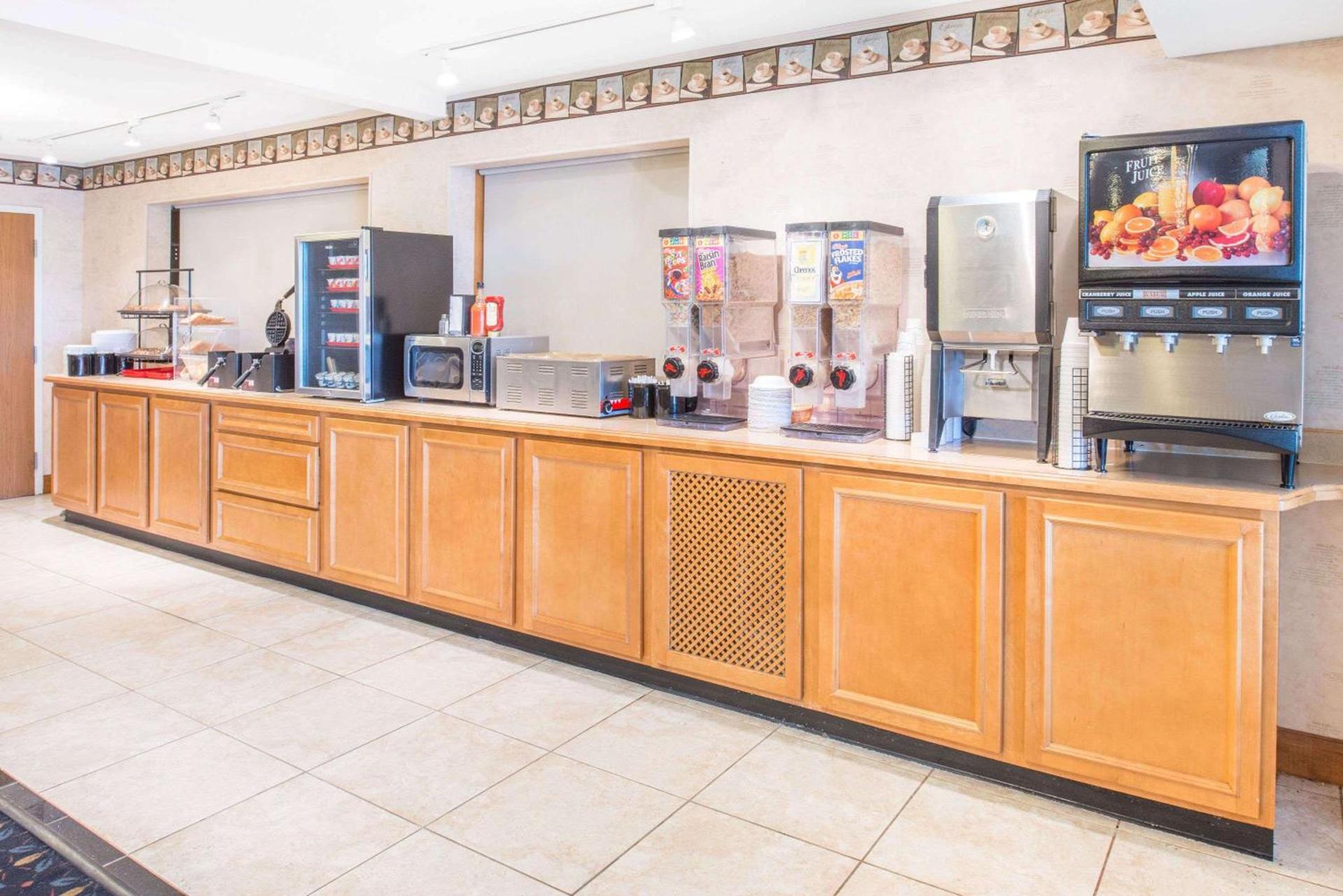 Ramada by Wyndham Springfield North photo 25