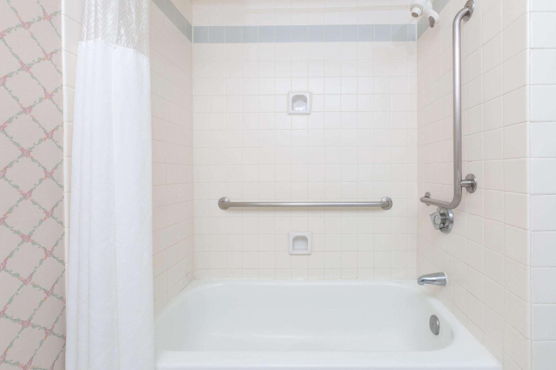 Ramada by Wyndham Hawthorne/LAX photo 8