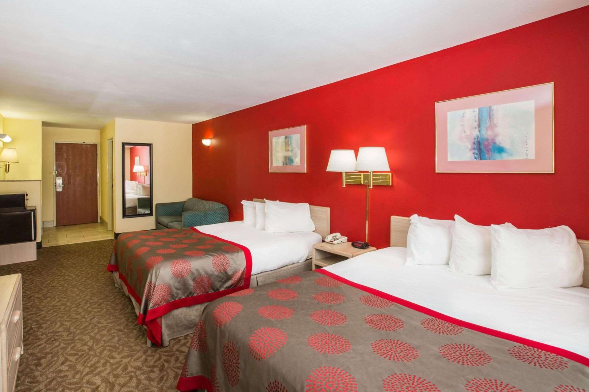 Ramada by Wyndham Sioux Falls photo 10