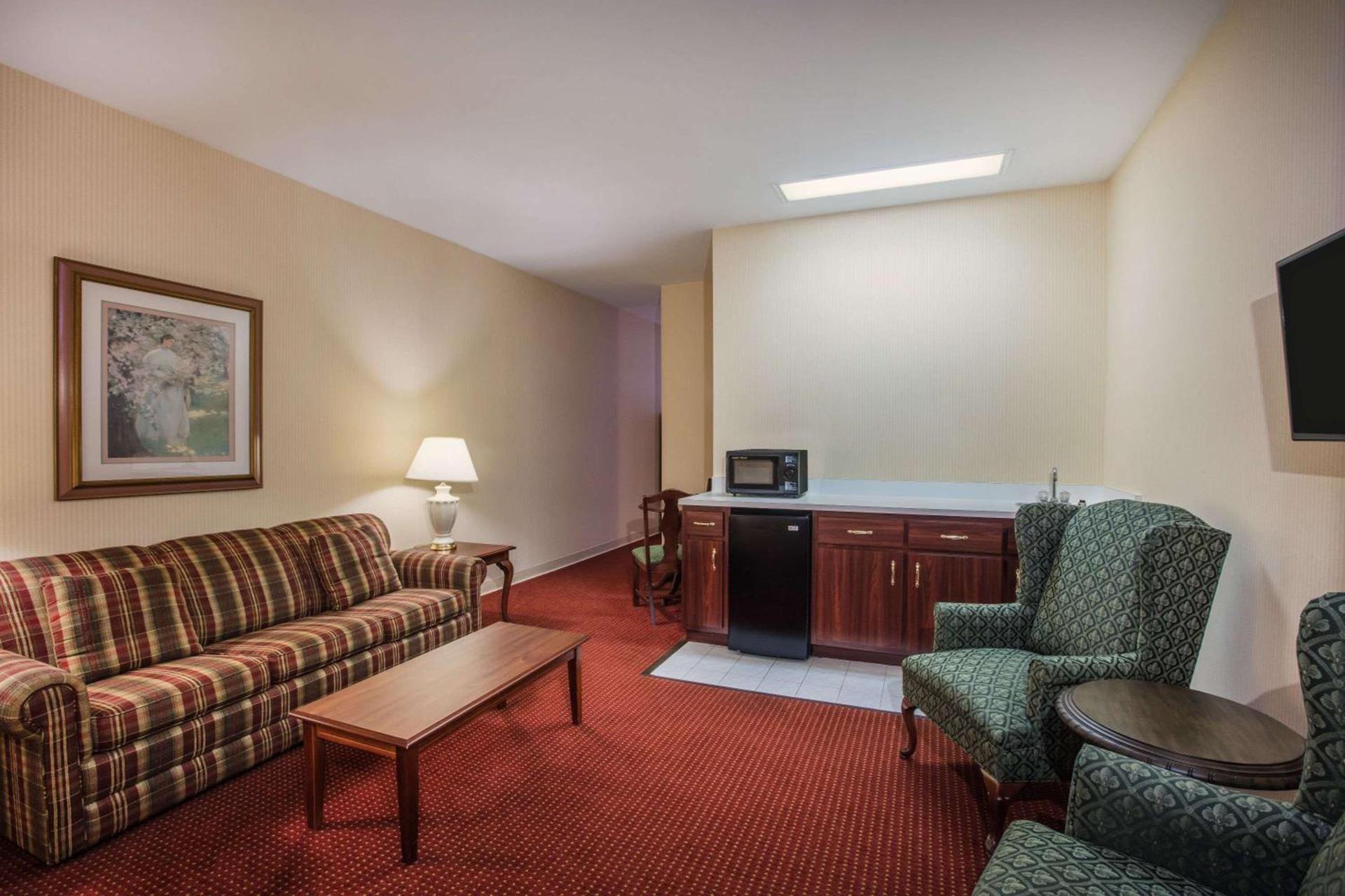 Ramada by Wyndham Ligonier photo 80