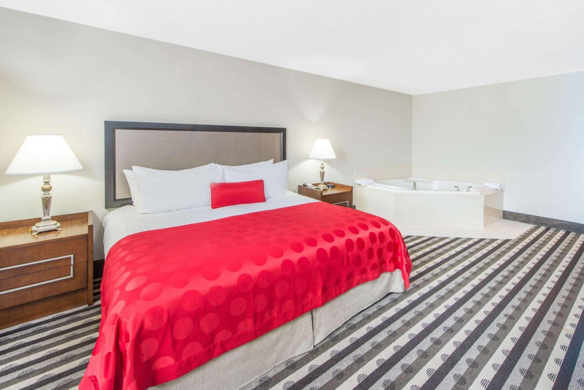 Ramada by Wyndham Springfield North photo 13