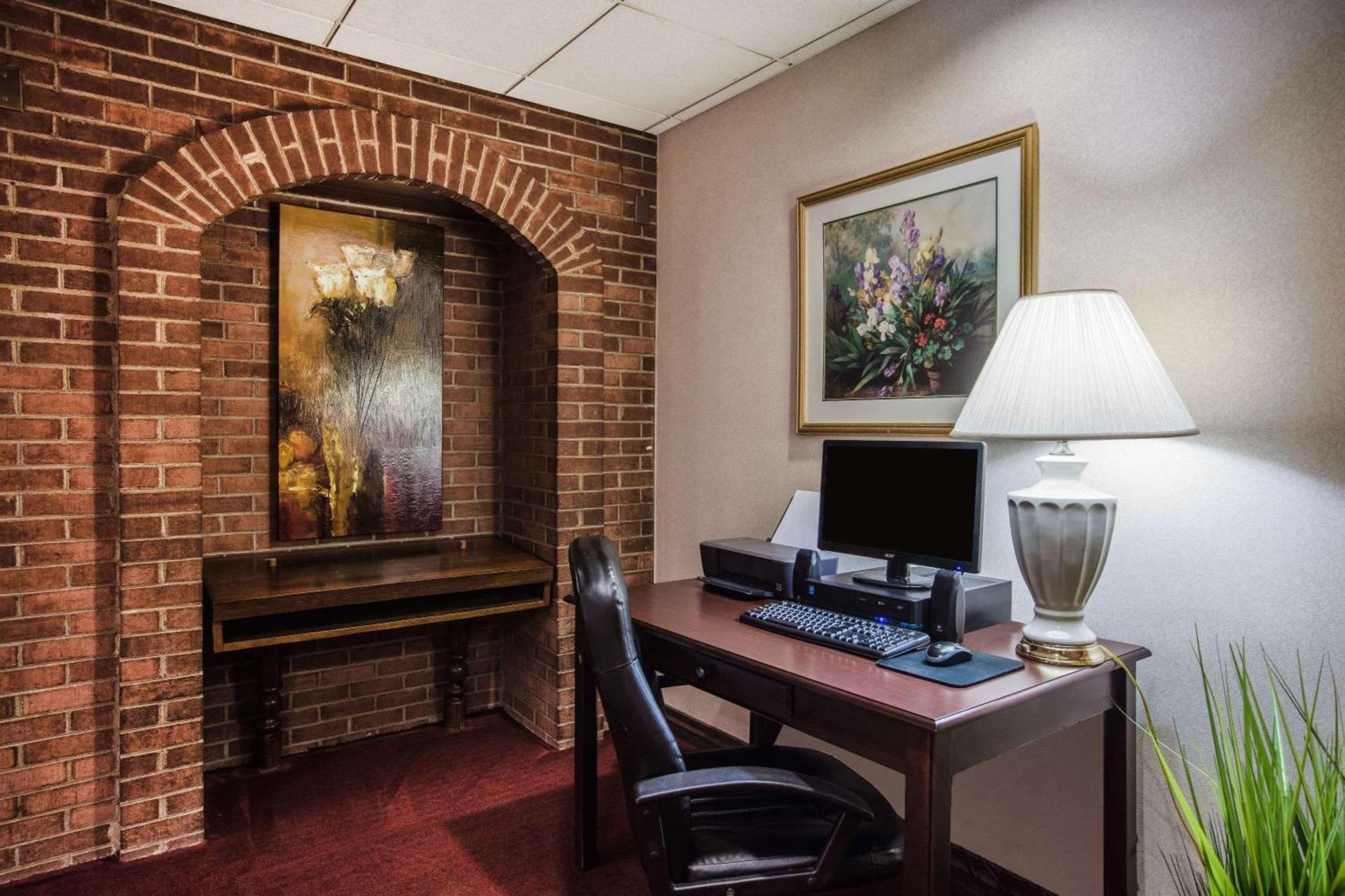 Ramada by Wyndham Ligonier photo 16